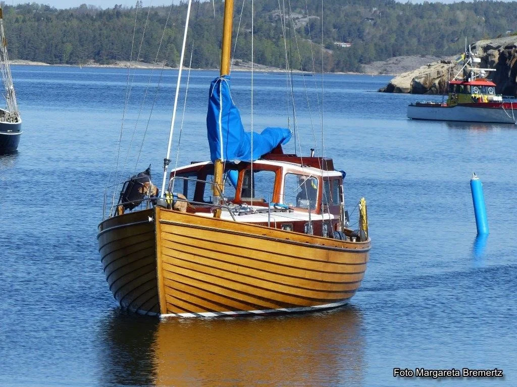 31 – LEVINA
Här är en vacker Roland Persson-snipa med byggår 1978, byggd på Lilla Kålviks båtbyggeri och längden är 9,2 meter och bredden 3,35 meter. Ägaren och vår ordförande i föreningen, Anders Lidqvist, skriver: ”Roland Persson hjälpte mig att kö