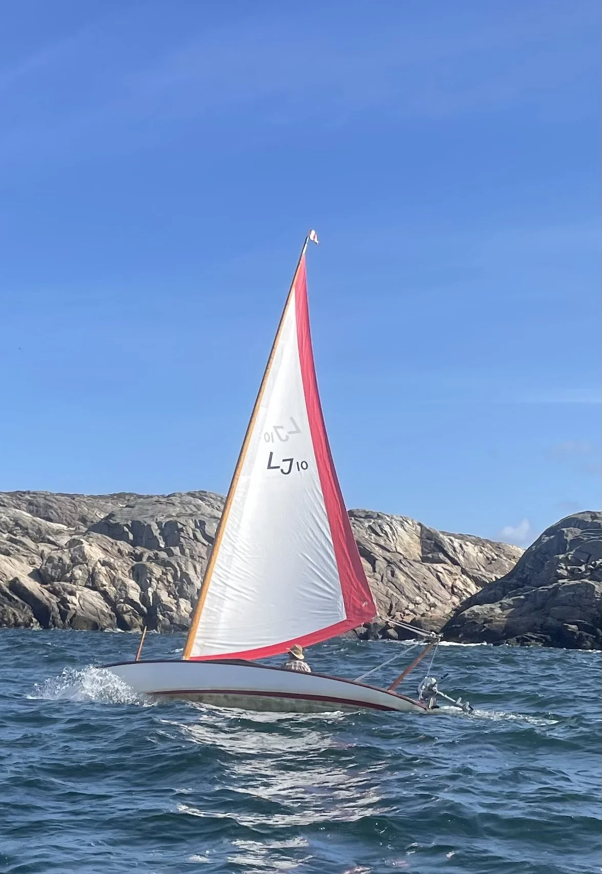 7. VIngen 10 
Den lilla Ljungströmaren Vingen 10 kommer med sin ägare Mikael Söderholm. Ingenjör Ljungström skapade med sitt nytänkande lättbyggda och säkra båtar. Skrovet är genomgående cirkelbågar och den ostagade roterande masten med rullsegel ger