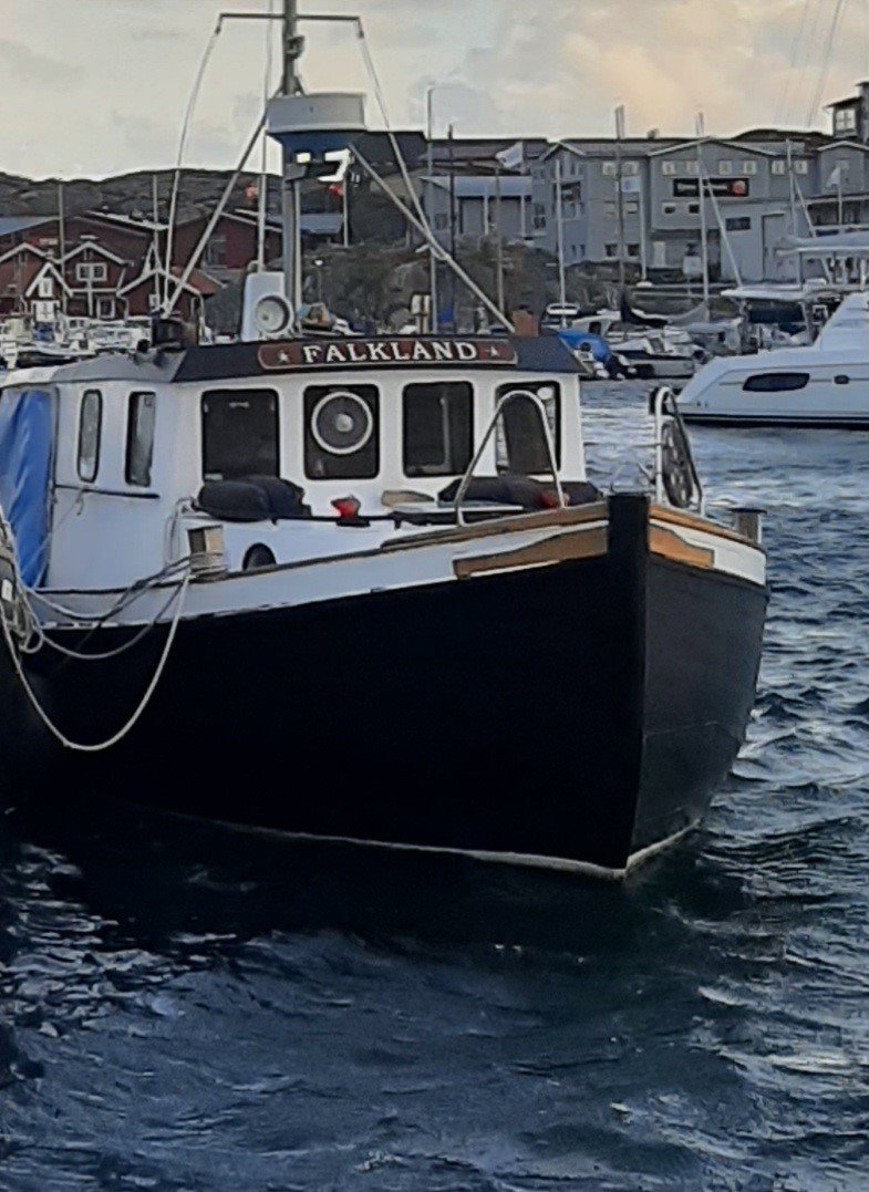 10.  FALKLAND
Denna julle är byggd av Holger Johansson i Kungsviken år 1979 och är 10 meter lång och 3,7 meter bred och han drivs av en Penta TMD100. Ägaren Kenneth Larsson från Skärhamn berättar: ”Från början är båten byggd som "lysbåd" för skarpsil