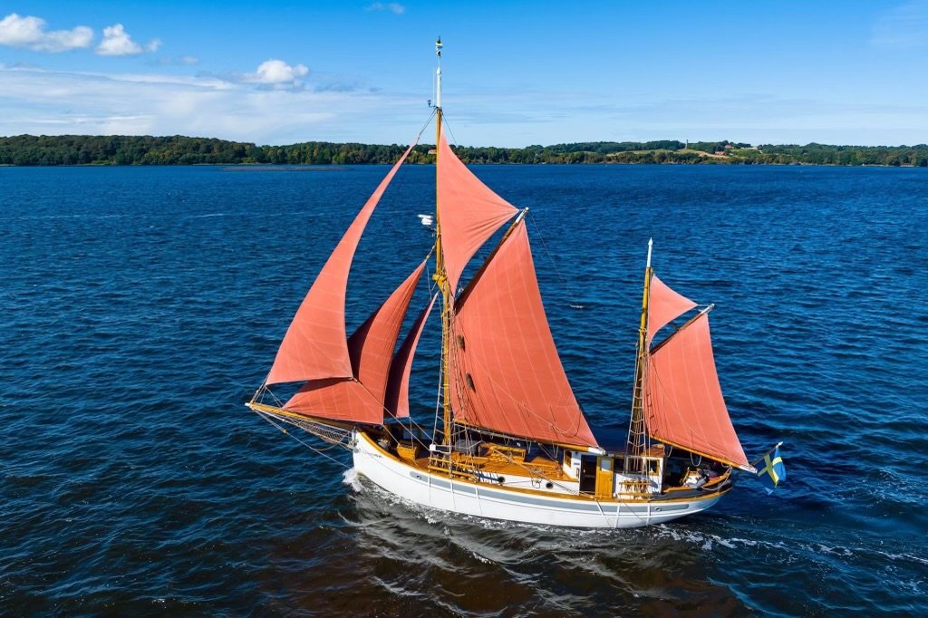 52 – VIKING
Här har vi en hajkutter från år 1933, byggd på Frederikssunds skeppsvarv av Kristian Andersen. Viking är en före detta snurrevadskutter från Laesö utanför Danmark och är 13,5 meter lång och 4,15 meter bred. Båten var tidigare ett förnöden