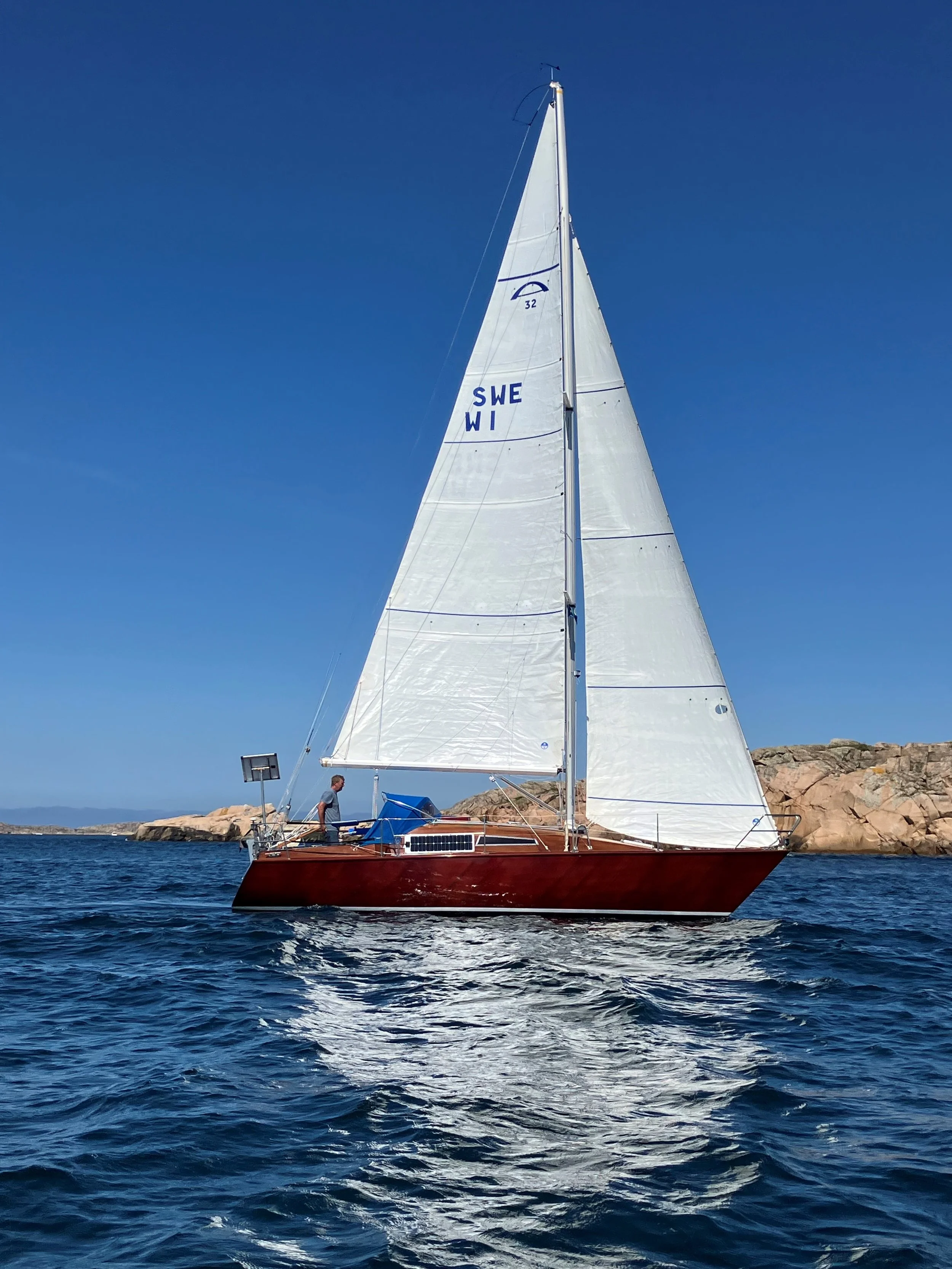 13 – ACAJOU

Tommy Stridh seglar till festivalen i Skärhamn med sin egenhändigt gjorda Arcona 32, som är en kallbakad träsegelbåt byggd 1984 i Kungälv. Acajou är 9,6 meter lång och 3.2 bred, har en Penta 2002 motor och 50 kvadrat segelyta. Fråga gärn