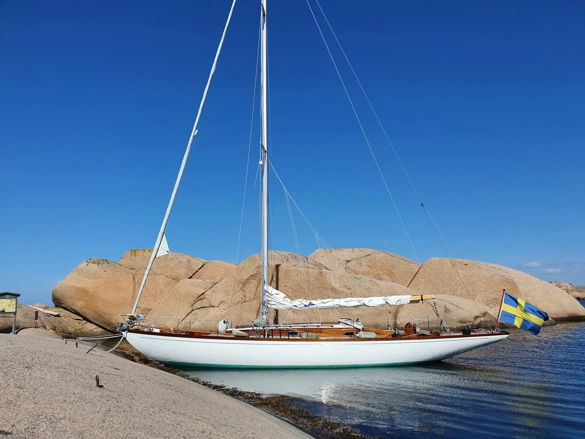 57 – GRO X

GRO X är en segelbåt 9 m C/R ritad av den norske konstruktören Erling L. Kristoffersen och byggd vid Grimsøykilen Båtbyggeri år 1951, Fredrikstad. Hon sjösattes som 9 C/R N1, den första norska båten i den nya C/R-klassen, framtagen för at