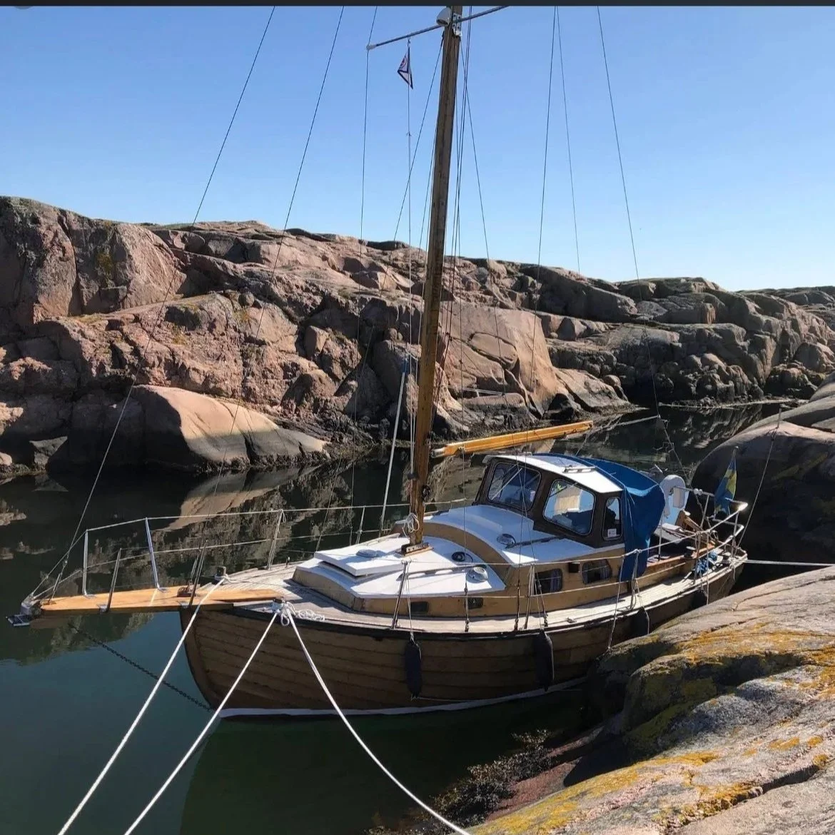 36 – HULDA

Holger Johannson i Kungsviken byggde båten 1970 på uppdrag av en privatperson i Kungsbacka. Båten har förutom segel en Yanmar 2QM20 inombordare och skrovet är 7,17 meter långt och ägs av Bengt och Gunvor Alvén från Orust. Saxat ur seglarb