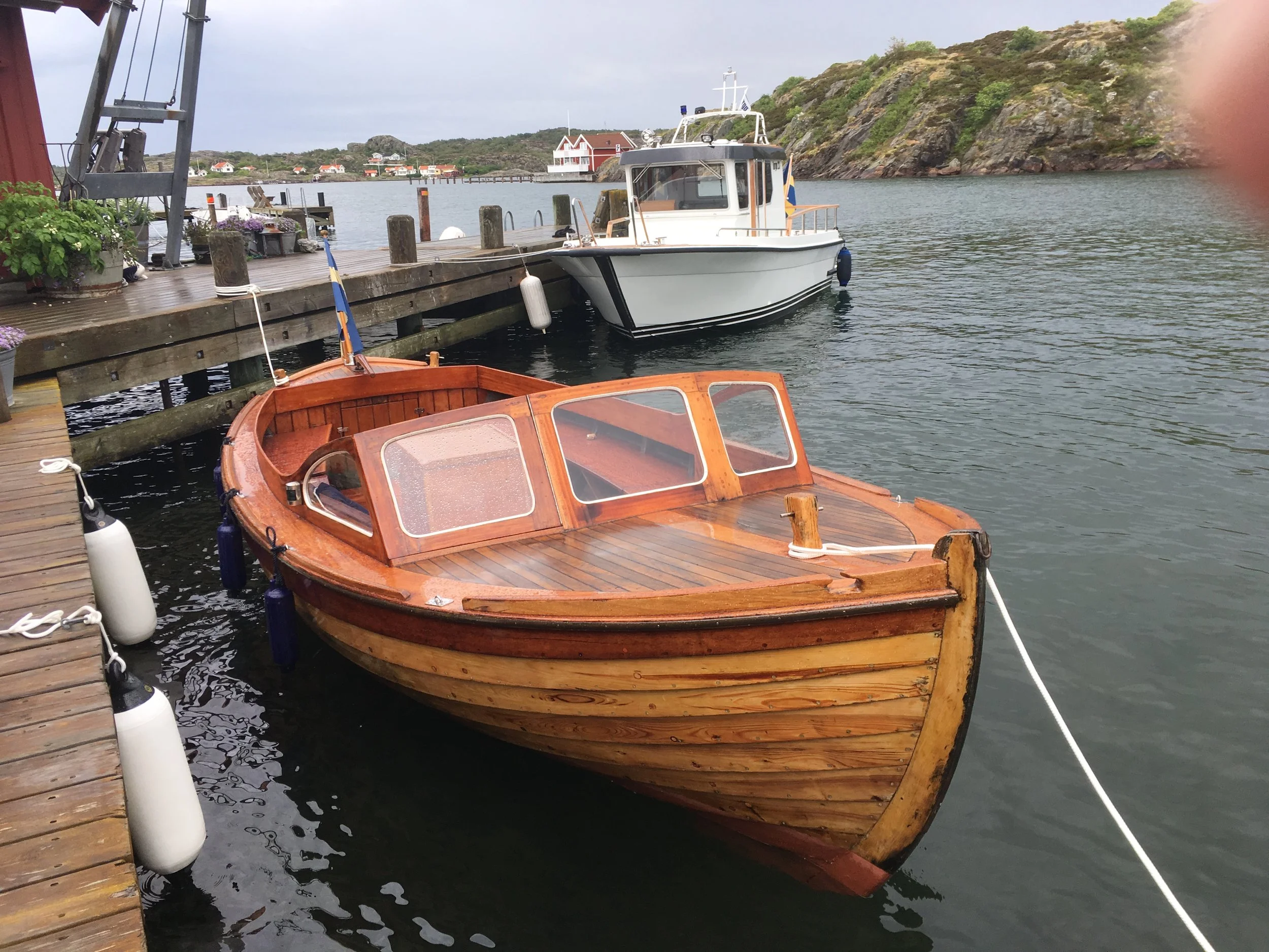 44 – ALBERTINA

Snipan Albertina kommer med sin ägare Yvonne Wallin från Skärhamn. Albertina är 6,6 meter lång, 2,2 meter bred, troligen byggd i Norge runt 1955, och den har en Sabb 1 cylindrig diesel på 10 hk. I övrigt är det många frågetecken kring
