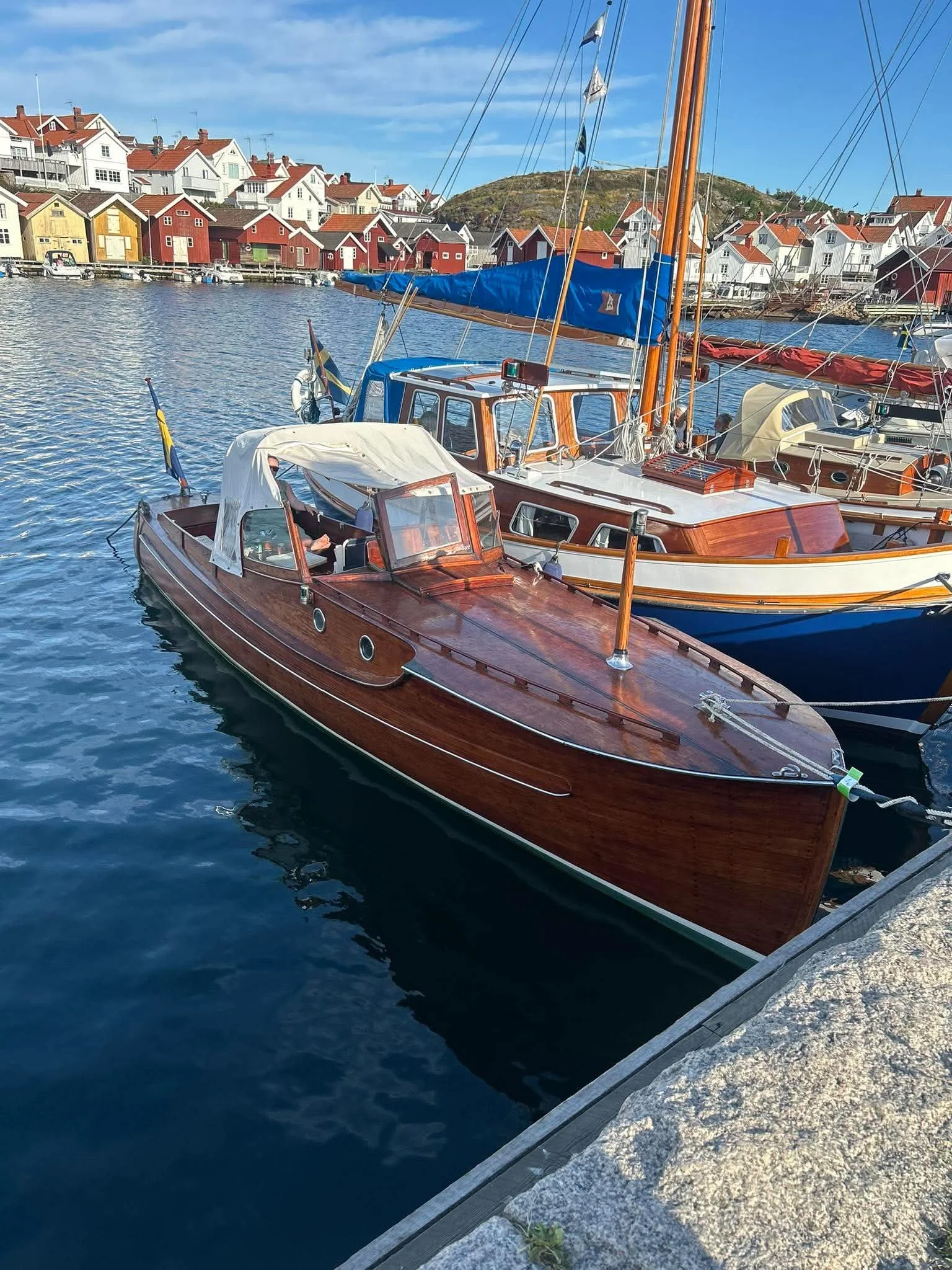 33 – FRÖKEN P
Kevin och Jonna från Göteborg kommer med Fröken P som är byggd 1939 någonstans i Stockholm. De skriver så här: ”Enligt kunniga träbåtsentusiaster (och boken Pettersonbåt) skulle hon kunna vara ett Plymbygge men vi är inte säkra. Hon är 