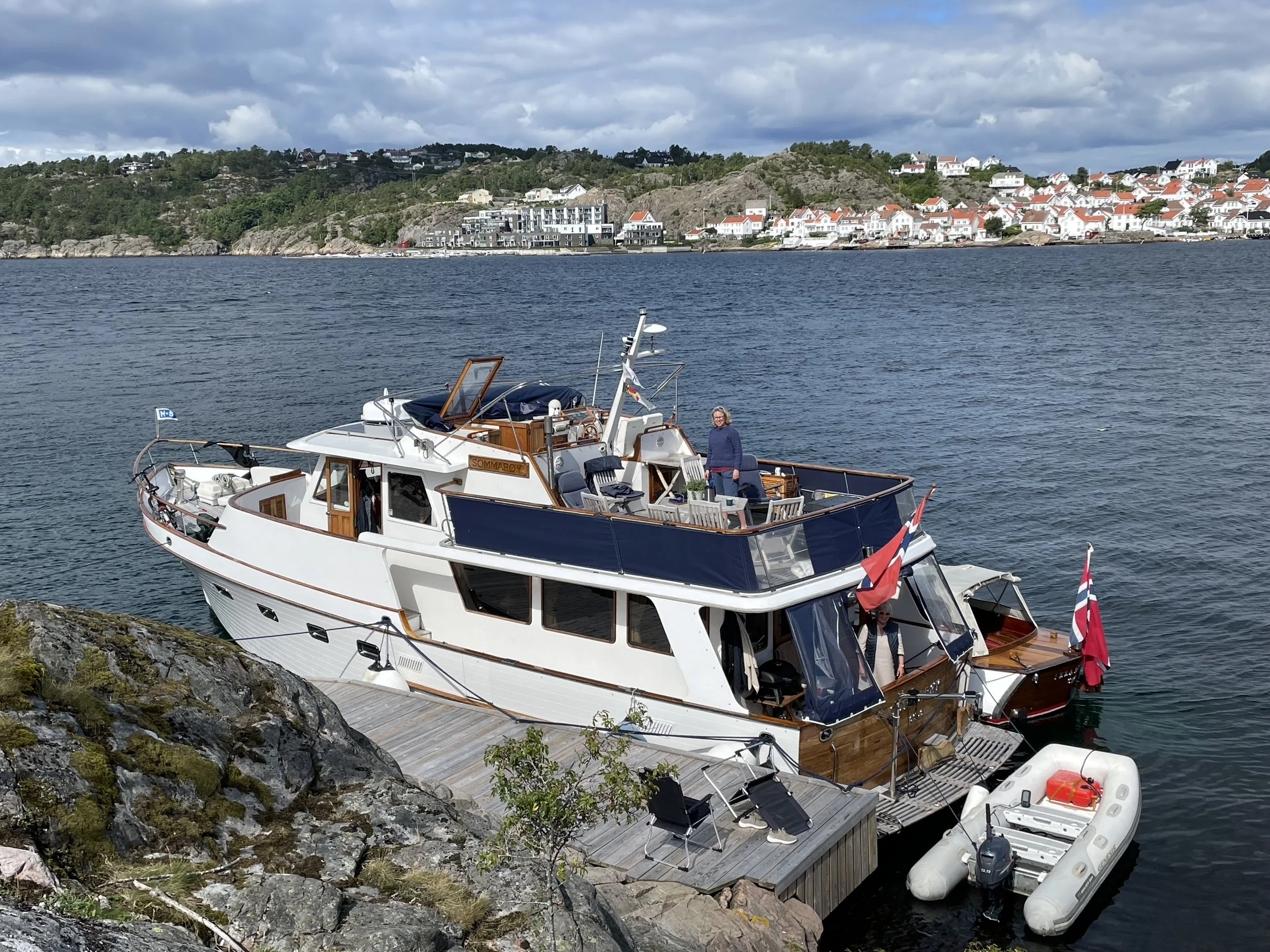 4. M/S SOMMARRÖY
Här har vi en fin ”Trawler” traditionsbåt från 1979, byggd i trä och glasfiber av Ocean Alexsander i Taiwan men importerad till Norge 1981. Sommarøy är 15,3 meter lång i vattenlinjen och 4,85 meter bred, och i maskinutrymmet står en 
