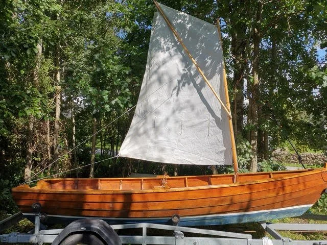 9 . ZARITZA III
Øystein Johannesen från Mandal i Norge deltar med ZARITZA III som har en längd på 14 fot och är av typen Lowell Gardner Skiff/Sail Androw. Båten blev ”Årets båt” på Träbåtsfestivalen i Skärhamn år 2023. Båten är byggd privat på Nord V