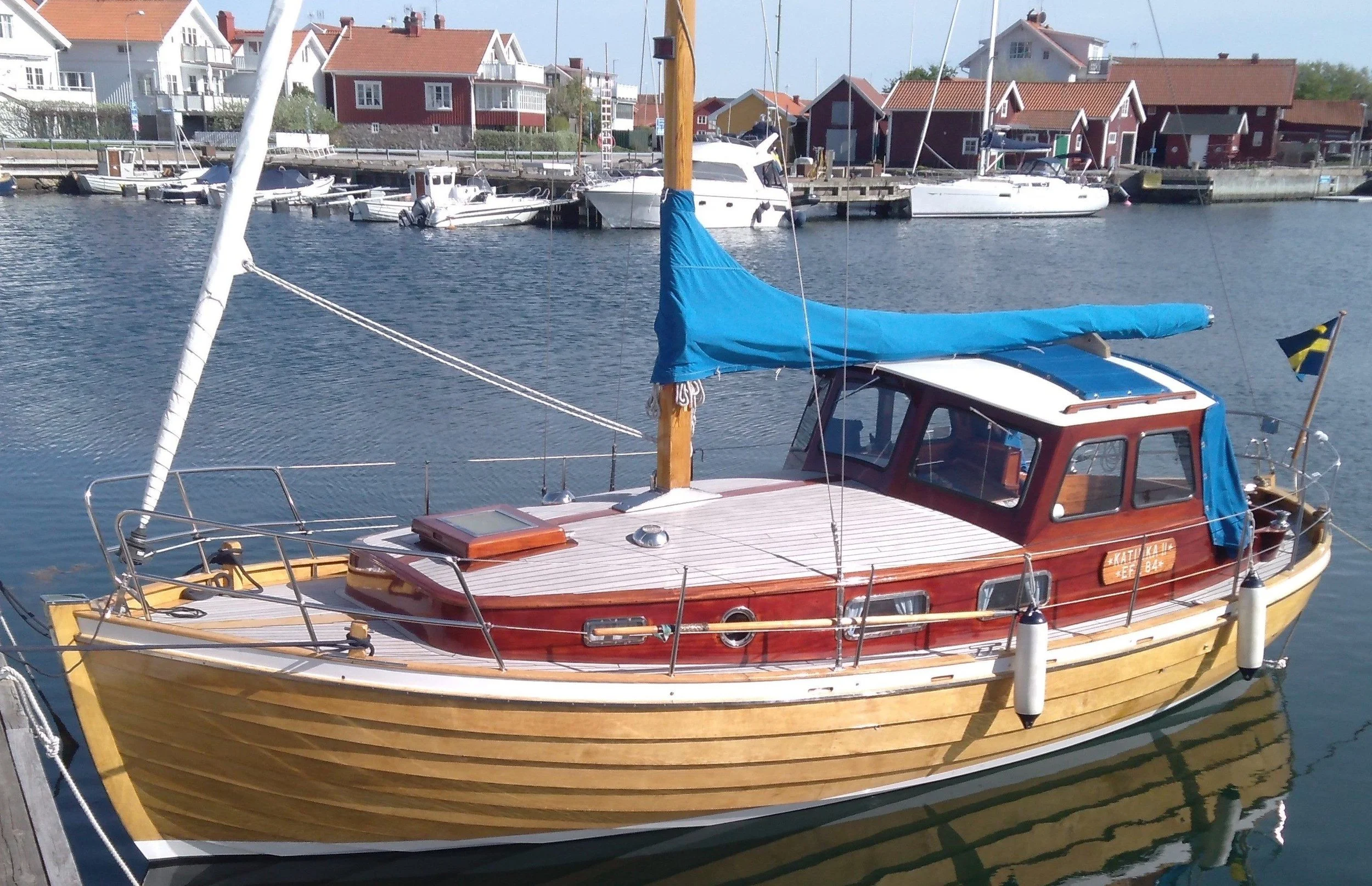 21 – KATINKA II

Denna båt byggdes år 1984 av Eilert och Folke Eriksson i Henån och är en motorseglare med måtten 8,9 x 3,2 meter. Under durken finns en Volvo Penta MD17C och hon för 35 m2 segel. Båten ägs sedan år 1995 av Britt Vestfeldt och Jarl Sv