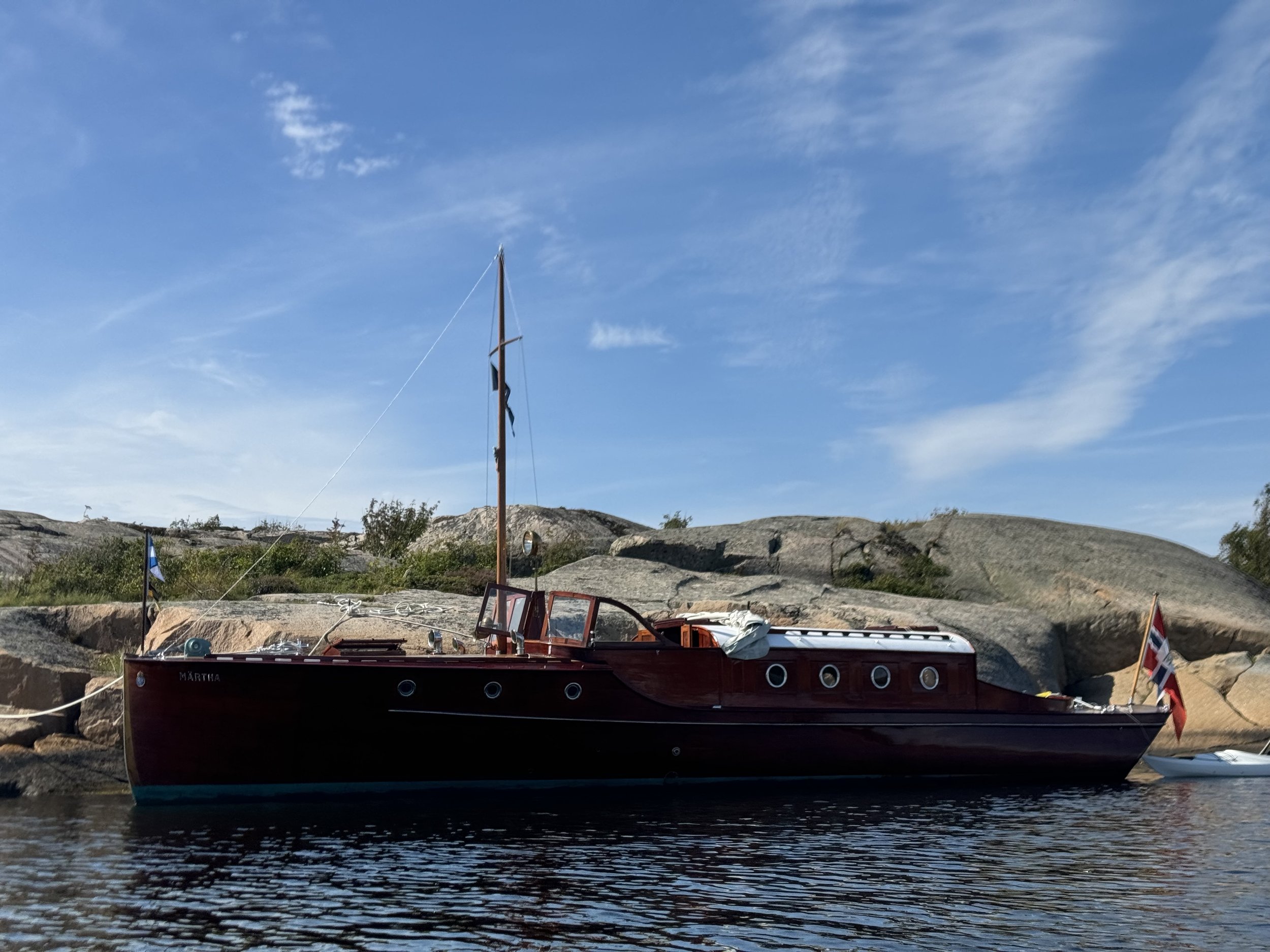67 – MÄRTHA IV
Lars Ness från Akershus i Norge anmäler sin fina motorkryssare Märtha IV som är byggd för konsuln Curt Wirström år 1933. Båtbyggare är CG Pettersson / Emil Janssons varv i Trosa utanför Stockholm. Motorn är en Jaguar V12, och det smäck