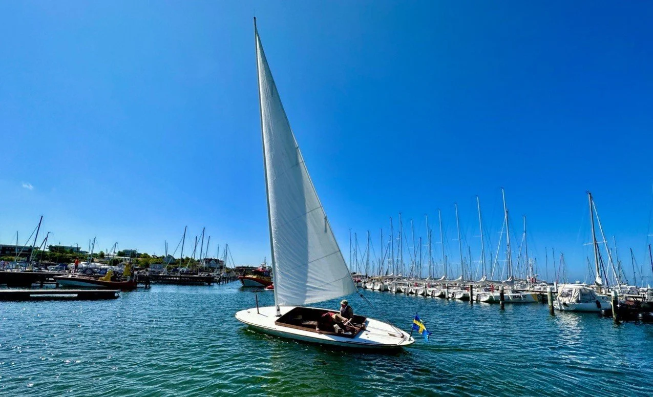 14. GALEI
Gunnar Ohlin anmäler sin Ljungströmare byggd 1948 Uddevalla av HSB/Junohus. Den har måtten 6,78 x 2,05 meter och ett djupgående på 1,07. Segelytan är på 2 x 15 m2. Gunnar berättar att mellan åren 2012-2014 blev den renoverad på Classic Yach