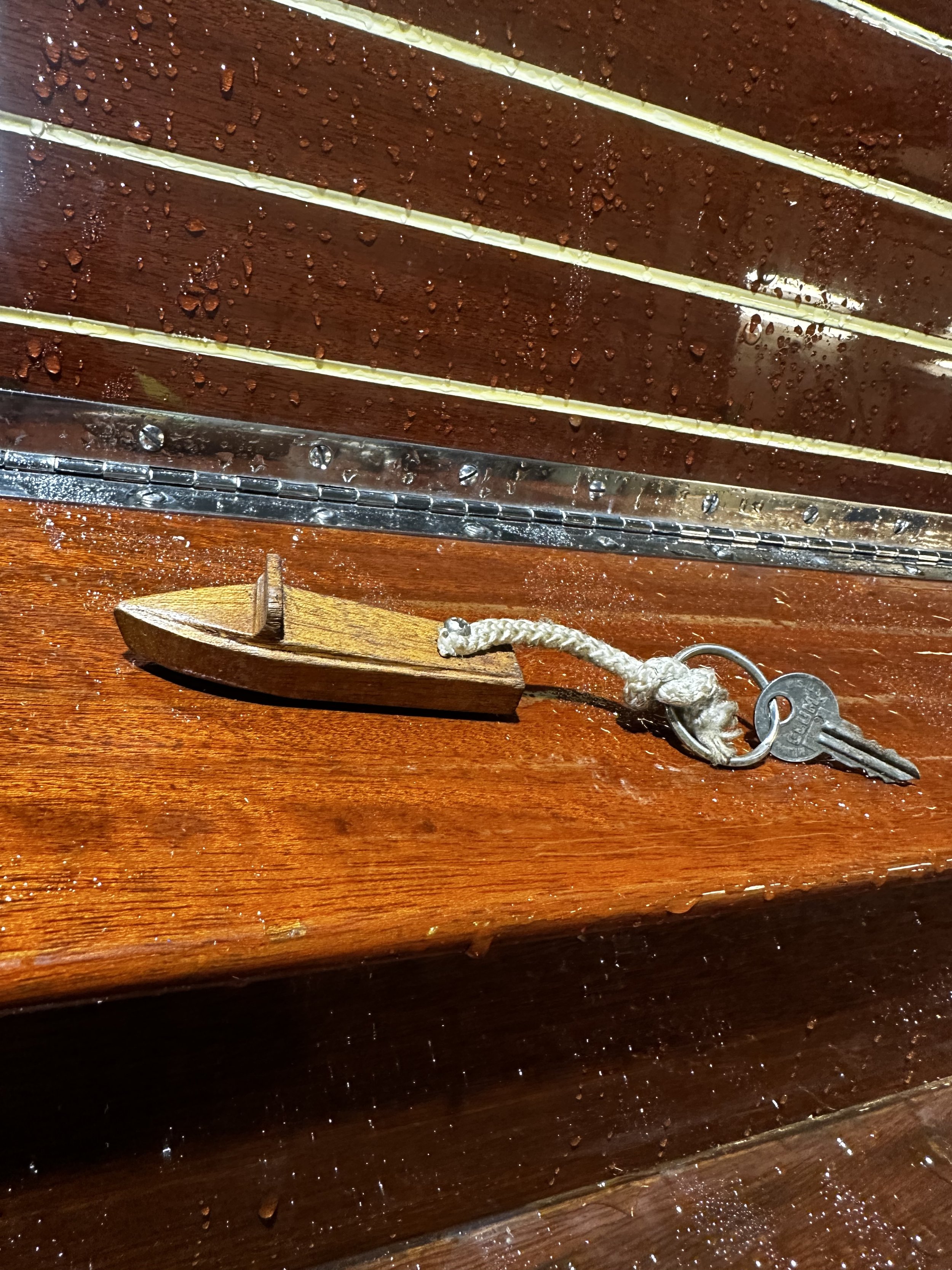 51 – CHRISSIE
Chrissie är en klassisk runabout från år 1930, model 99, med skrovnummer 14133. Motorn är en Hercules modell B, också den från år 1930, med motornummer 2944. Båten kommer från början från New Jersey och kom till Norge cirka år 2000. Chr