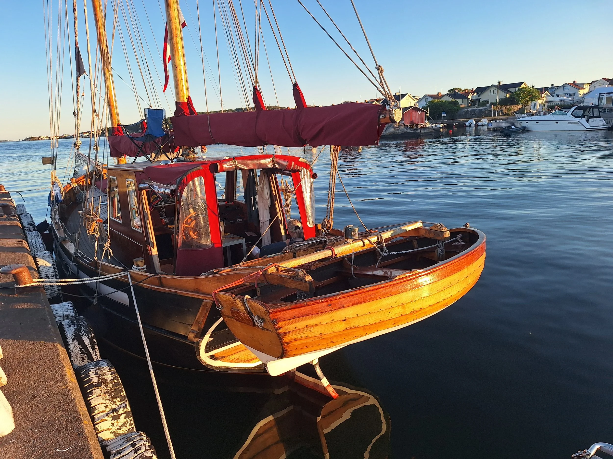 Den sjuttonde båten som anmält sitt deltagande till Träbåtsträff i samband med Sekelskiftesdagarna på Marstrand den 7-9 augusti är Anna. Ägare Harald Skold