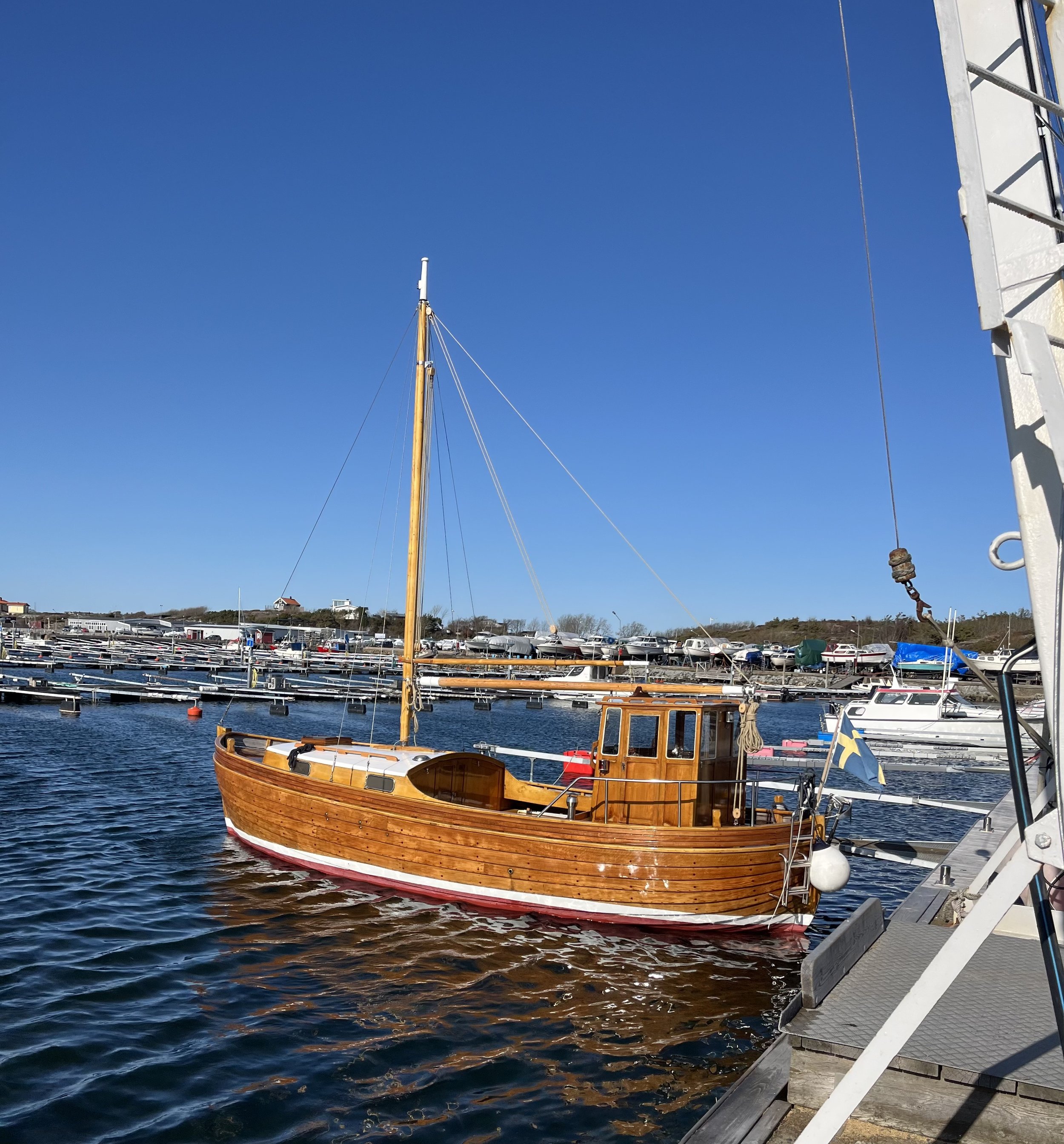 42 – SVEA

Svea är en robust snipa på 9x3 meter och blev byggd av de legendariska båtbyggarna Eilert och Folke Ericson samt pappa Eric Olsson på Dalby/Orust i mitten av 70-talet. 25 år EFTER att hon lämnade varvet år 1975 fick Svea vatten under kölen