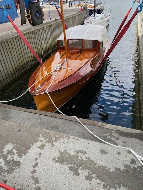 30 – VIKHALL

En skärgårdskryssare vid namn Vikhall anmäler sig, byggd på Hjalmar Johanssons båtvarv av bröderna Johansson år 1929. Båten är 12 meter lång och 3 meter bred och har en Yanmar inombordsmotor. Vikhall har haft två ägare, och beställdes a