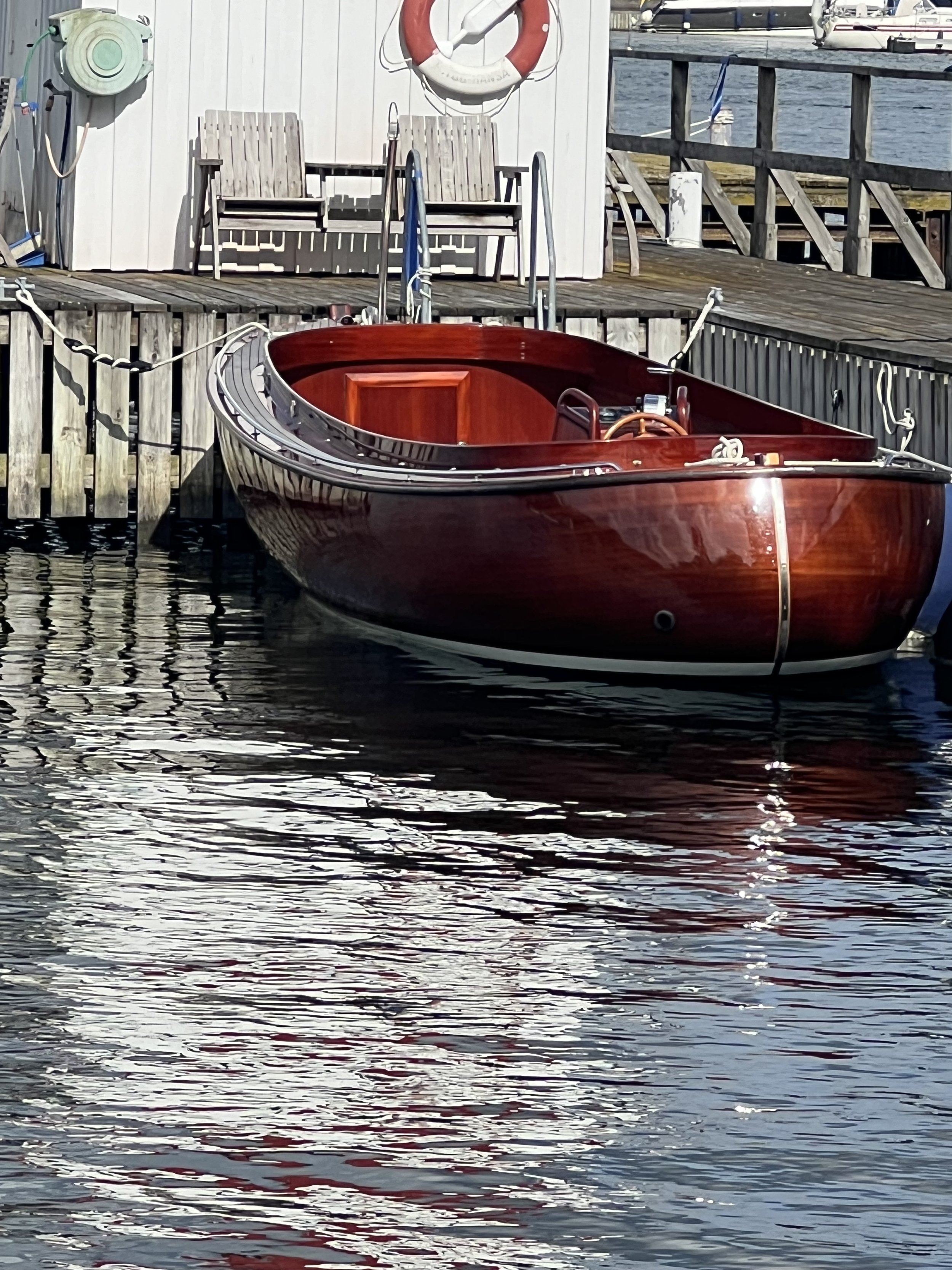 12. BLENDA 22
Blenda 22 är byggd år 2001 av Thore Berntsson utanför Kungälv och hon är av typen kallbakad mahognysnipa. Gjord med så kallad ”strip planking” och sedan 2 lager mahognyfanér uppepå. Ocke Mannerfelt ritade skrovet och Thore designade res