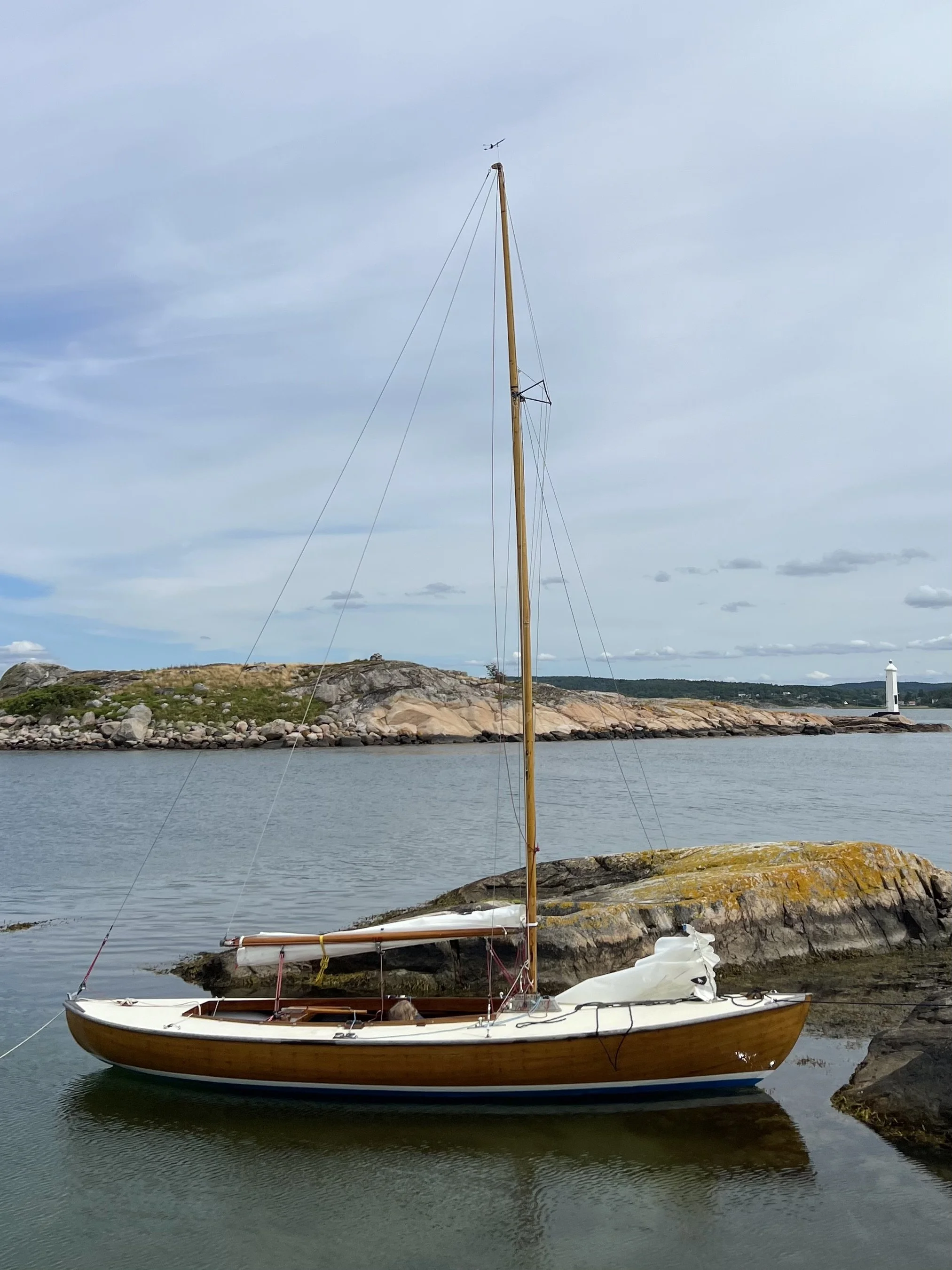 27 – ALLIKIN

Här har vi en fin andunge byggd år 1954 av Thore Larsson i Kungsviken på Orust och nuvarande ägare är Daniel Berg från Hjälteby. Förste ägare var båtens konstruktör Thorvald Gjerdrum. Båten seglades under en period på 70-80 talet av Tho