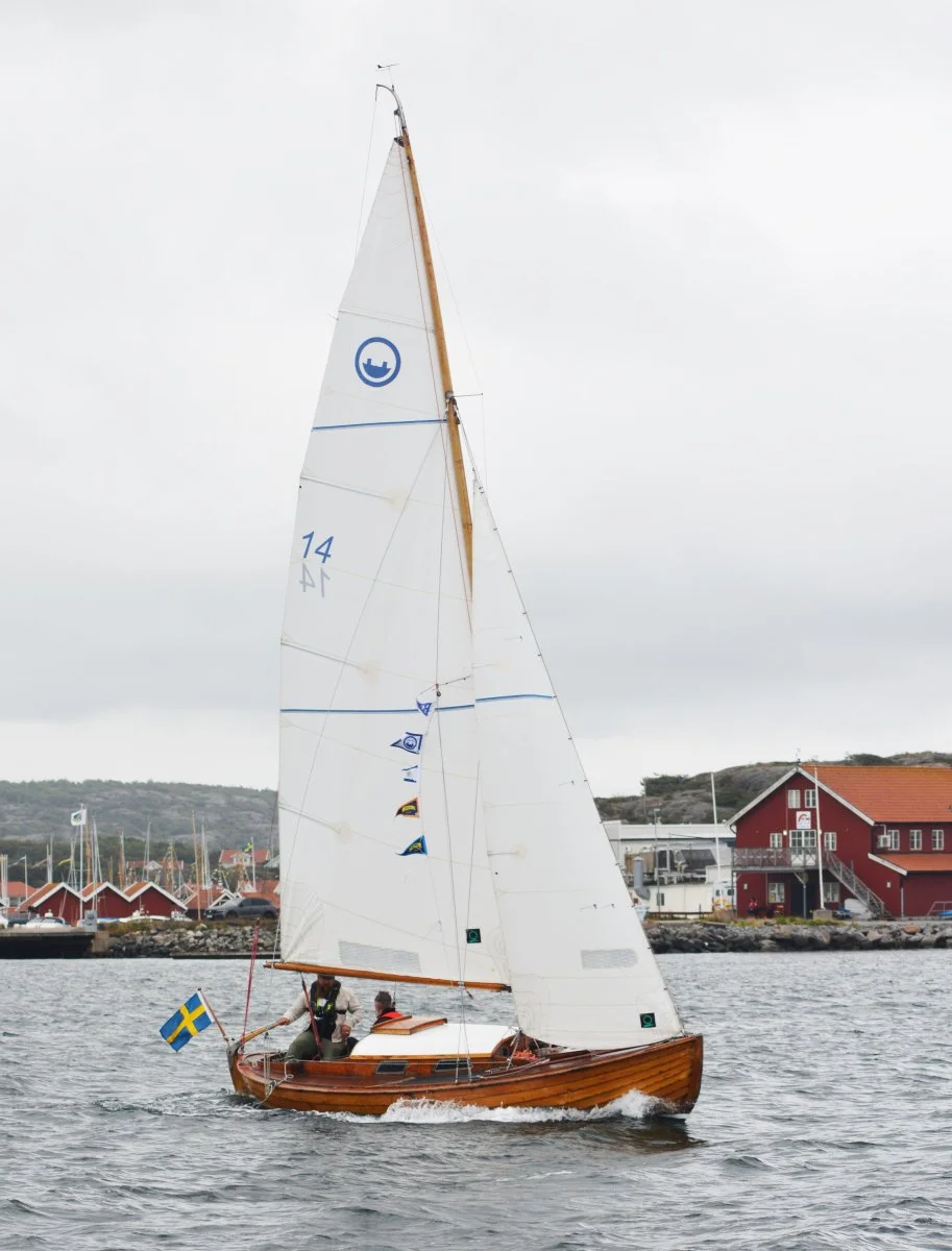 11. Britt
Britt är en vacker klinkbyggd koster, en så kallad K6 (nummer 14), som är byggd 1948. Stolt ägare till denna båt är Johannes Weiberg från Hisingsbacka. Einar och Carl-Erik Ohlson på Nestor Nilssons varv i Strömstad har byggt henne, som lott