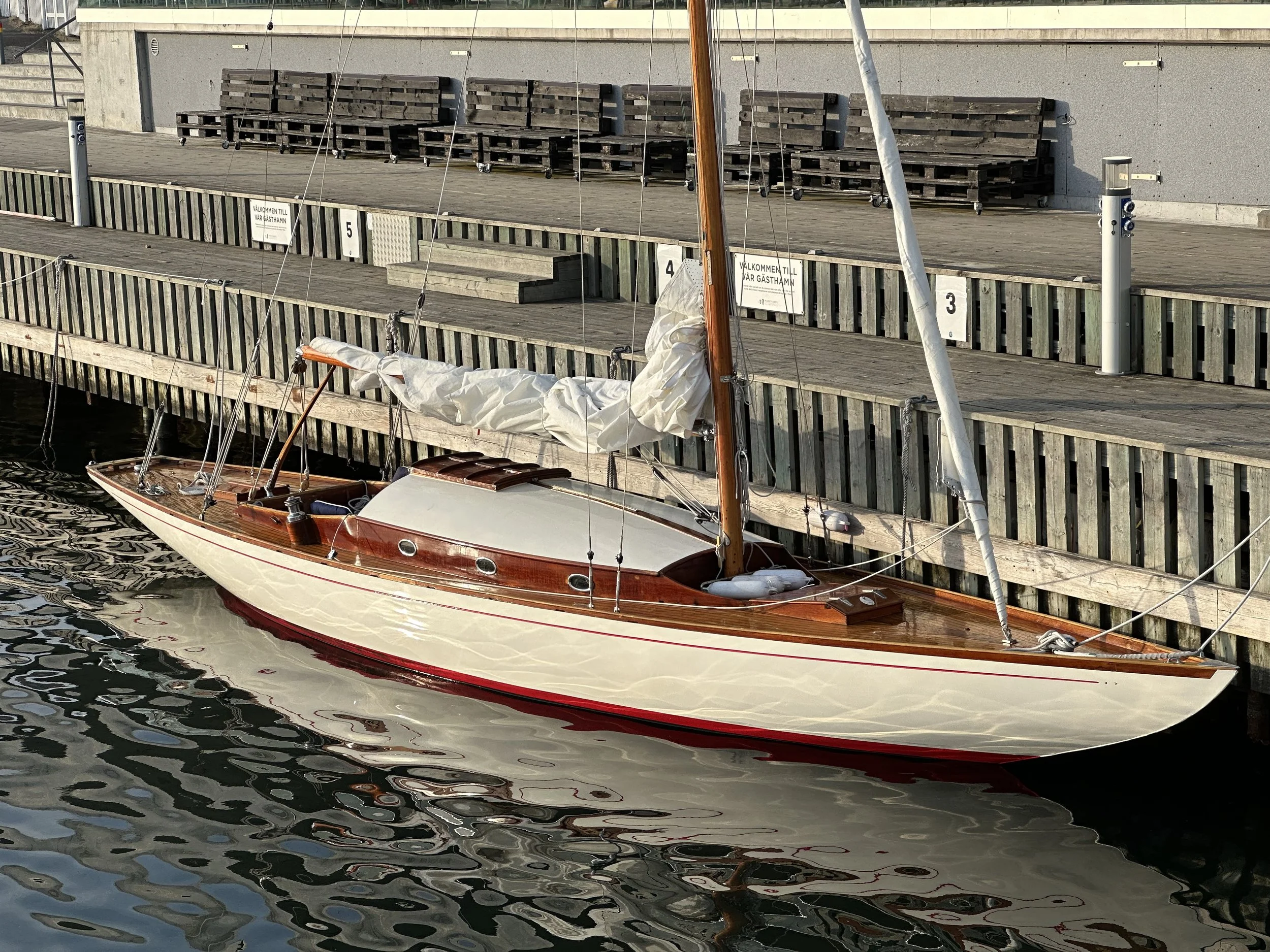 19 – COBRA

Cobra är en Nordisk Kryssare 5 ½ med byggår 1933! Byggd på Hjalmar Johanssons varv i Långedrag och har mahognyskrov och ett däck av Oregon pine. Hon levererades år 1933 till Direktör Hjalmar Edwards, priset var sextusen kronor utan segel.