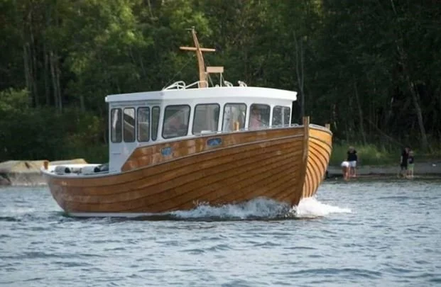 6. Gullefjun
Båtbyggare Thore Berntsson från Mellan-Restad utanför Kungälv kommer med sin egenhändigt (väl)byggda Gullefjun från 1987. Denna båt är en stor enepinnad julle, ek på ek, 10,35 x 3,97m och väger 8,5 ton. Motorn är en Volvo Penta MD47, och