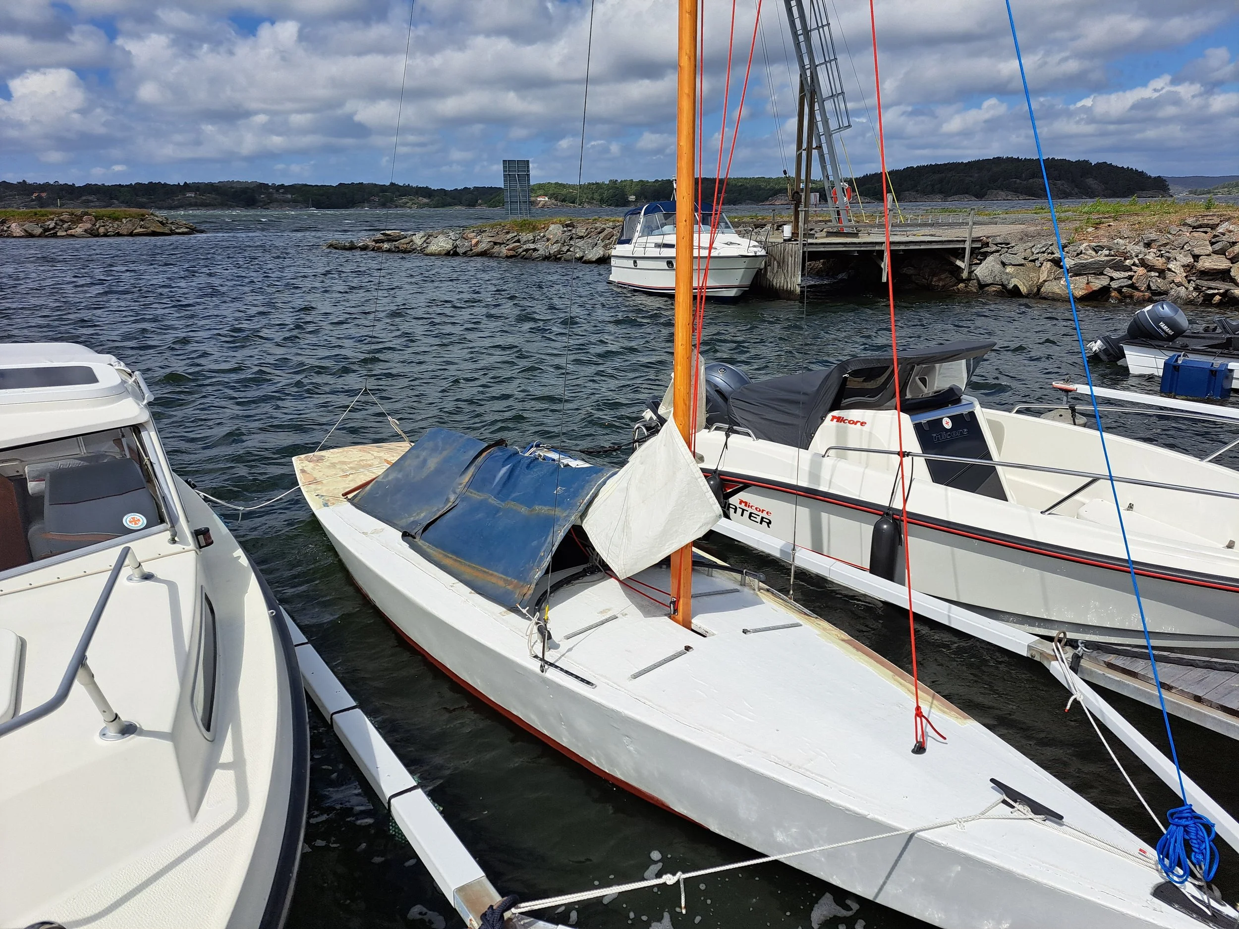 26 – KEJSAREN

Starbåt byggd 1955 i Solna av den meriterade kanotseglaren John Granberg. Måtten är 6,91 x 1,73 och Kejsaren har 27 kvm segelyta som den kommer sätta under kappseglingen på festivalen. Båten ägs av Truls Johannessen från Stenungsund, o