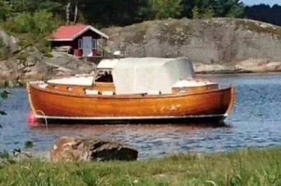 35 – JOSEFIN
Detta är Gösta Johansson i Kungsvikens sista bygge. En riggad snipa från 1984 med måtten 8,84 x 2,95 med en Peugeot dieselmotor. Krister Strömberg från Kulturföreningen Gösta Johanssons varv som äger båten berättar: ”Gösta byggde båten t