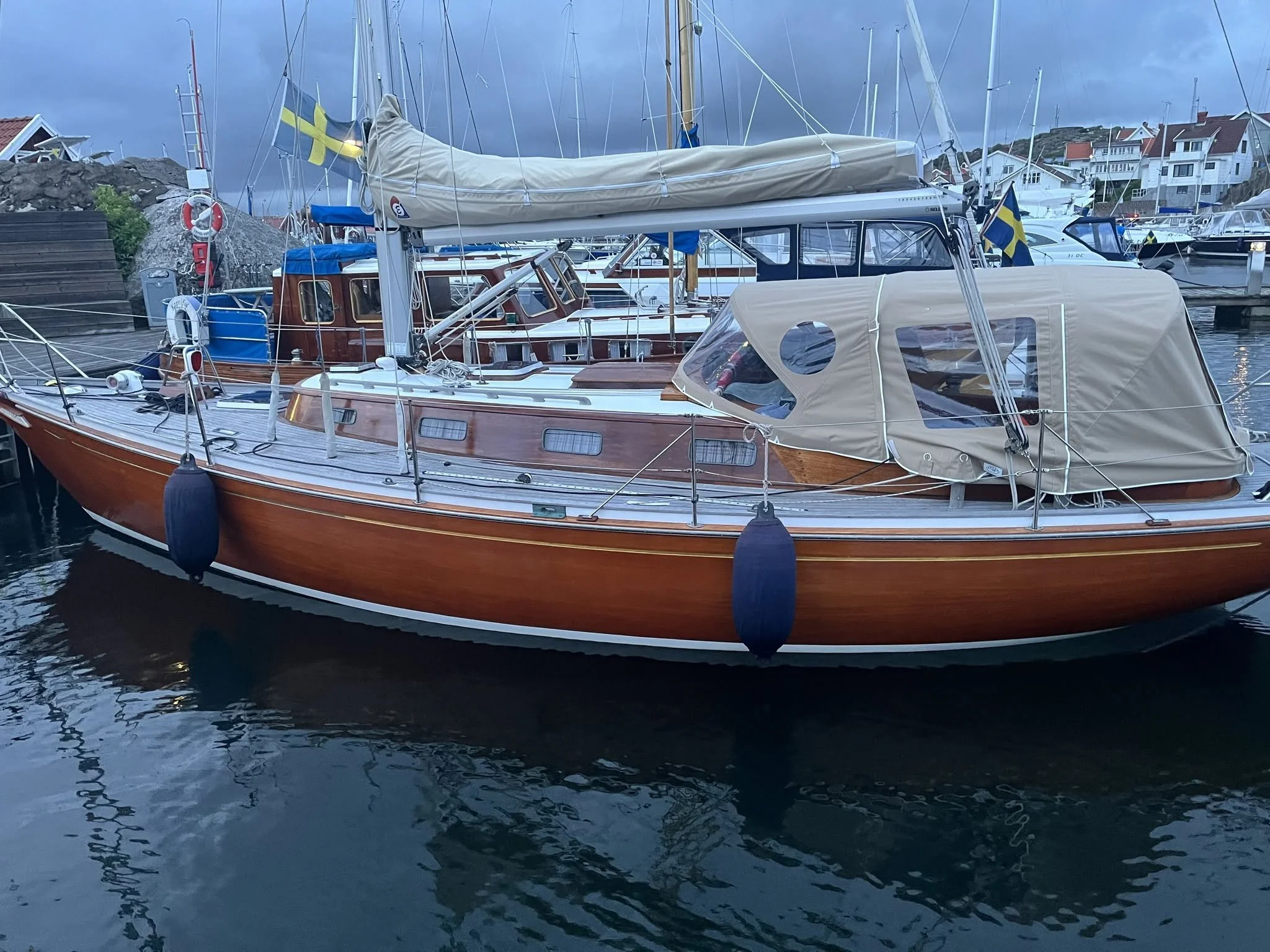 56 – ANNABELLE

Anna Belle är en segelbåt byggd 1980 i Kungsviken på Orust av båtbyggare Thore Larsson. Hon är 10,80 meter lång, 3,25 meter bred och har en Penta D2-40 samt en segelyta på 40 kvadratmeter. Ägarna Solveig och Olav Rye från Norge som äg