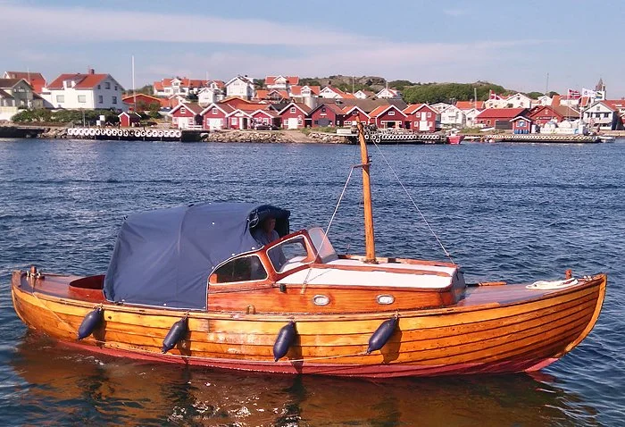 22 – MASCOT

Båten som deltagit på samtliga träbåtsfestivaler hos oss med start i Nötesund. Denna snipa är byggd 1953 av Arvid Berndtsson från Sibräcka på Tjörn med måtten 7,5 x 2,1m. Nils-Erik Holmström från Mollösund skriver att båten köptes 1956 a