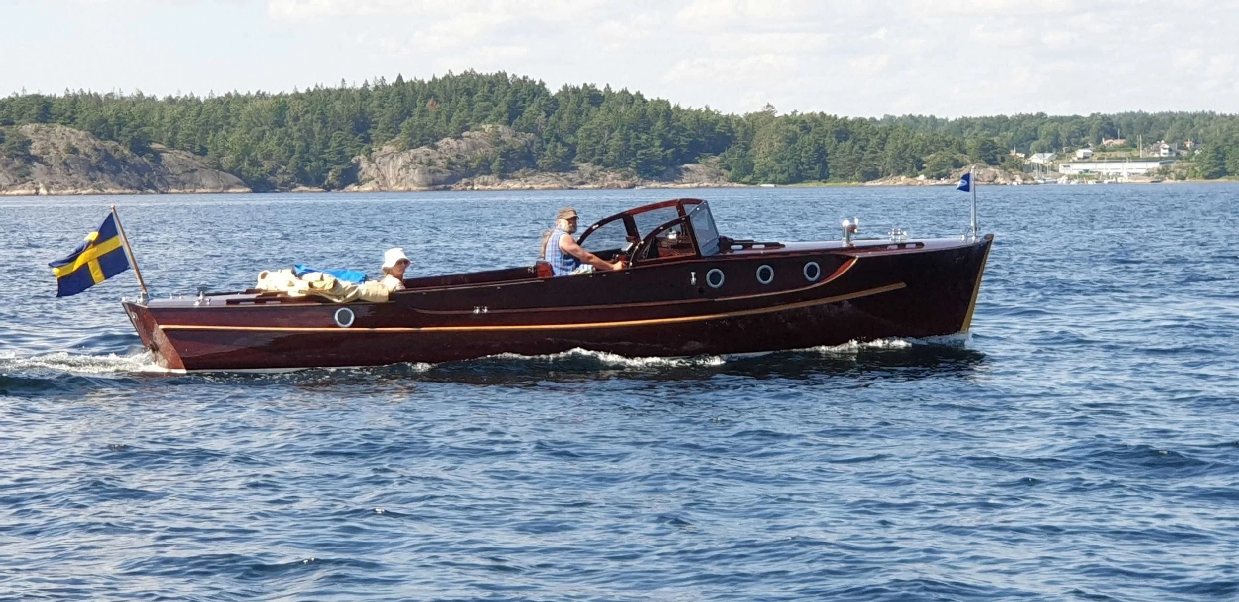 54 – SIV

Ägaren till Siv heter Peter Nilsson och kommer från Uddevalla, och han lurades in i renoveringsprojektet av "vännen" Claes Fröberg, ägare till systerbåten Kantippa, som tyckte att det var dags att han skulle bli sjöman. Siv inköptes i Åmål 