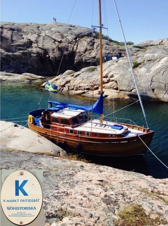 24 – KAPRIFOL
Kaprifol som numera är K-märkt sedan 2025, beställdes 1968 hos Roland Perssons Båtbyggeri i Henån av Lars Losman. Ägare Calle och Margareta Rydström berättar att de fann båten 2003 i ett skjul i Rönnäng där hon stått på land i två år. B