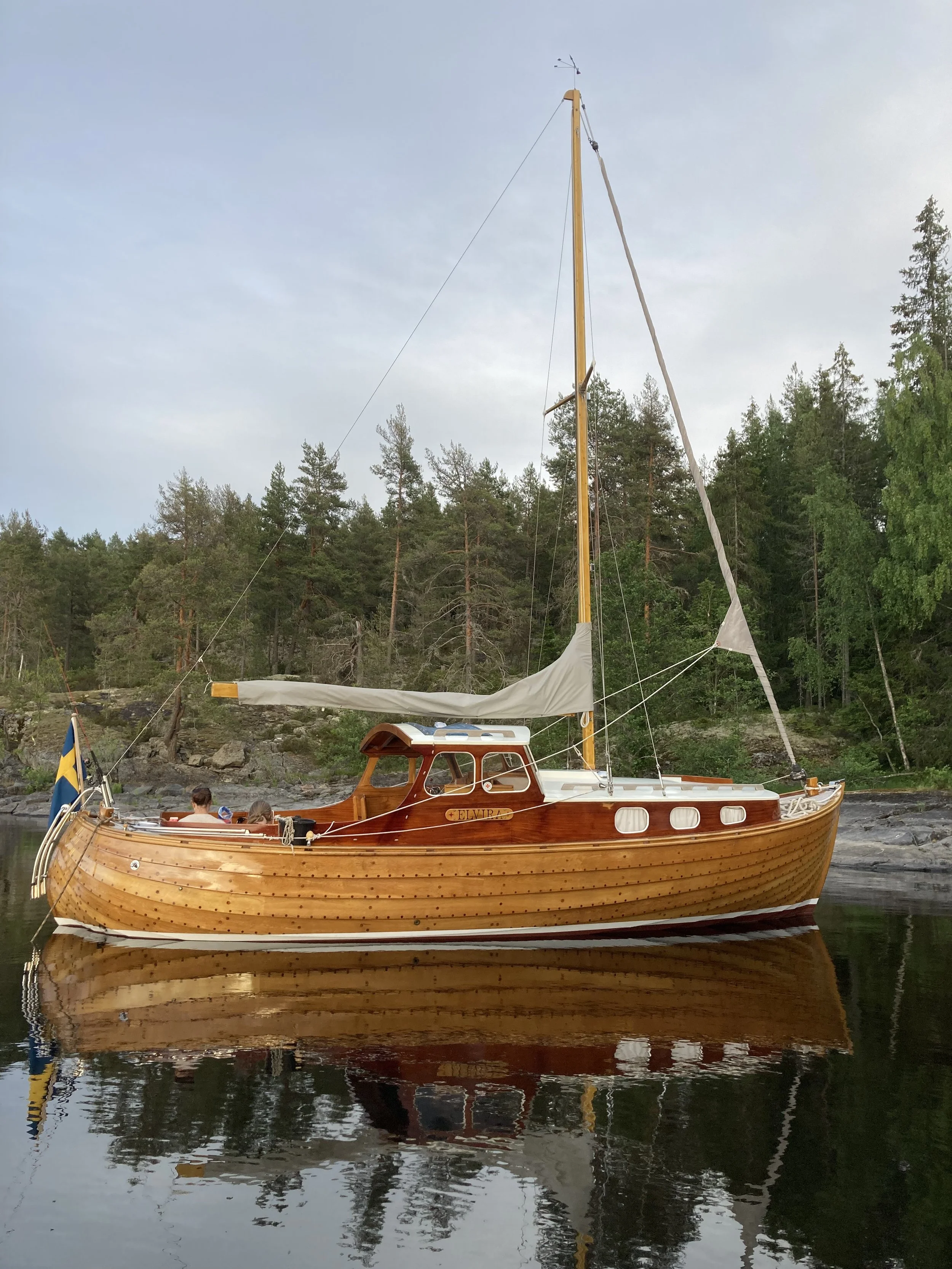 23 - ELVIRA

Malin och Christian Grube kommer med Elvira, som är en riggad motorseglare byggd 1978 av båtbyggaren Bo Mattsson i Ödsmål. Hon är 8,4 meter lång och 3,15 meter bred och har en Penta MD3B motor samt 27 kvadratmeter segelyta. Hon har ett k