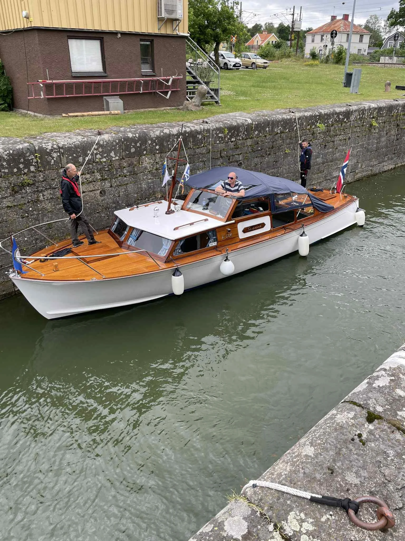 1. SVANEN
Första anmälda båt som trillade in vid midnatt i år blev Svanen. En 35 fots plattgatter byggd av träbåtsbyggaren Berg Olsen i Tønsberg år 1950-1951. Hon har byggnummer 399 och är konstruerad av Richard G. Furuholmen. Svanen var från början 