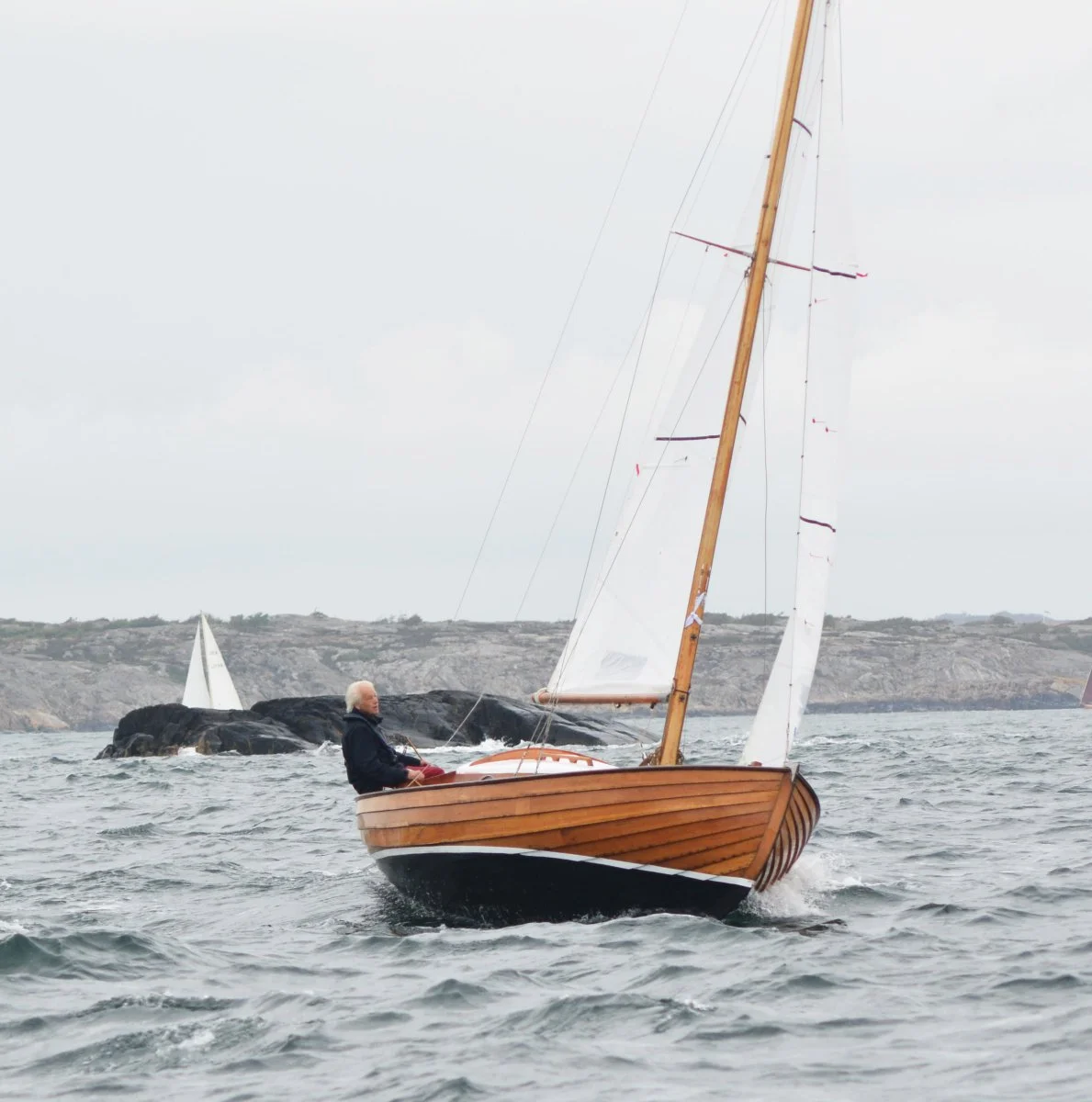 38 – GRACE

Här har vi en klassisk svensk kosterbåt, en K6:a med nummer 36, och en av de eleganta och sjövärdiga kosterbåtar som ritades av Bröderna Carl-Erik och Einar Ohlson för segling på västkusten. Med sina mjuka linjer, och fina seglingsegenska