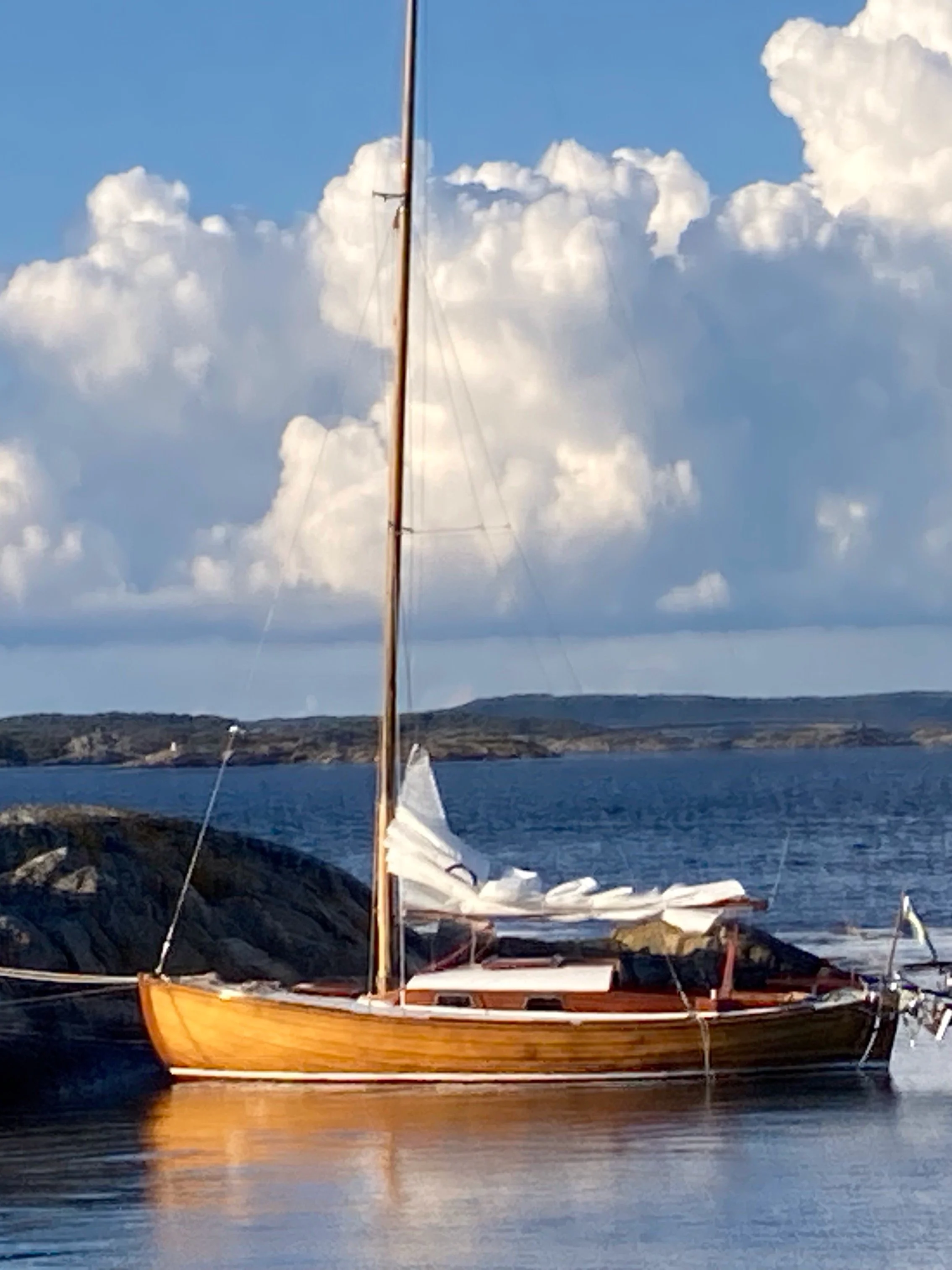 18 – TULI

Tuli – en vacker K6:a segelbåt i trä byggd 1962 av ”Söbb-Anders” i Henån. Nuvarande ägare Gunnar Wiman från Hönö skriver attTuli har haft flera ägare och har många goda resultat i olika kappseglingar för kosterbåtar, och att han har ägt he