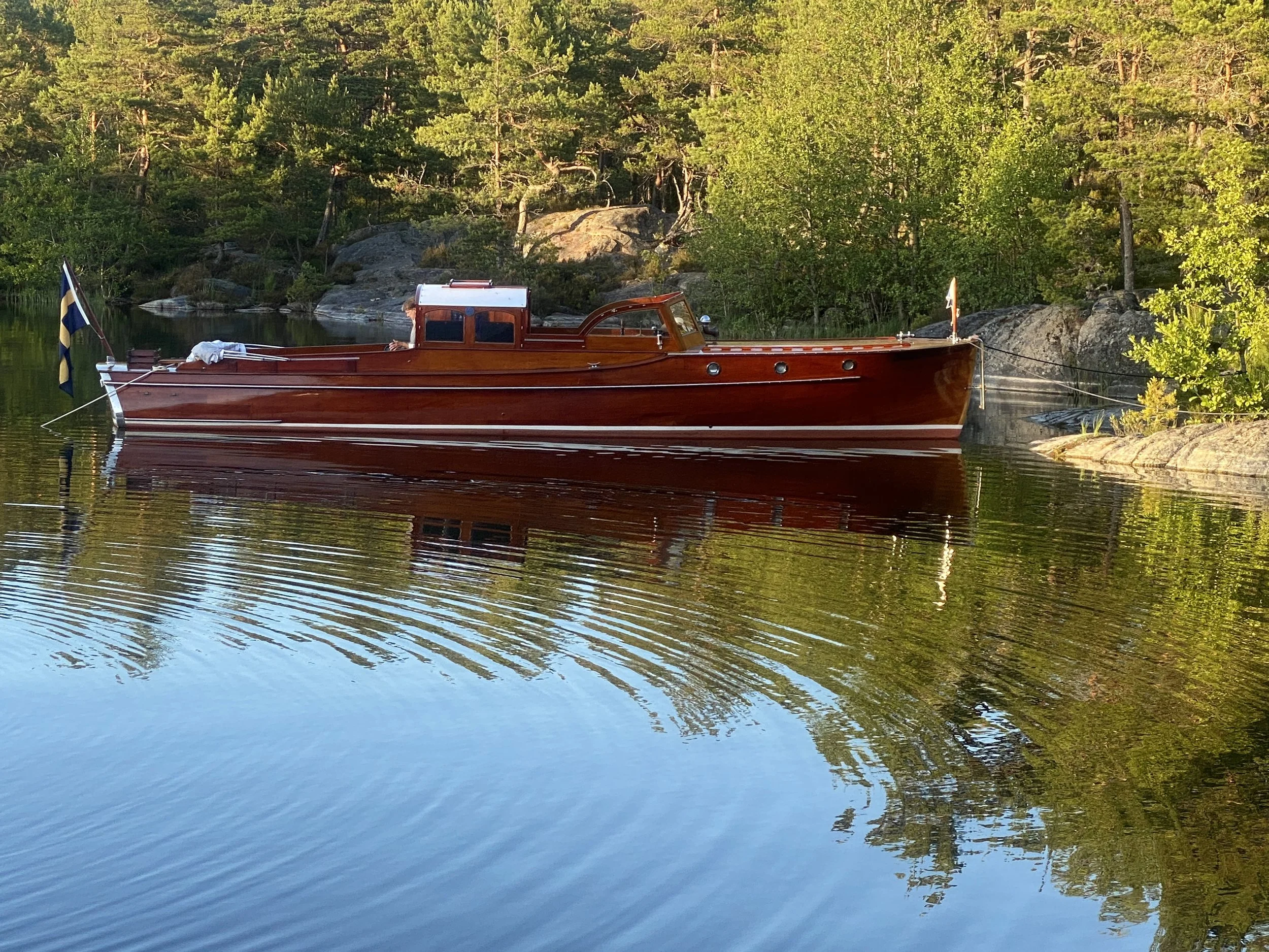 45 – PANDION

En halvsalongsbåt från 1937 vid namn Pandion kommer med sin ägare Ulf Aronsson från Bromma. Båtens mått är 10,5 meter lång och 1,9 meter bred, och inne i skrovet finns en Penta D3 motor. Båten beställdes och lät byggas av bröderna Sjöbe