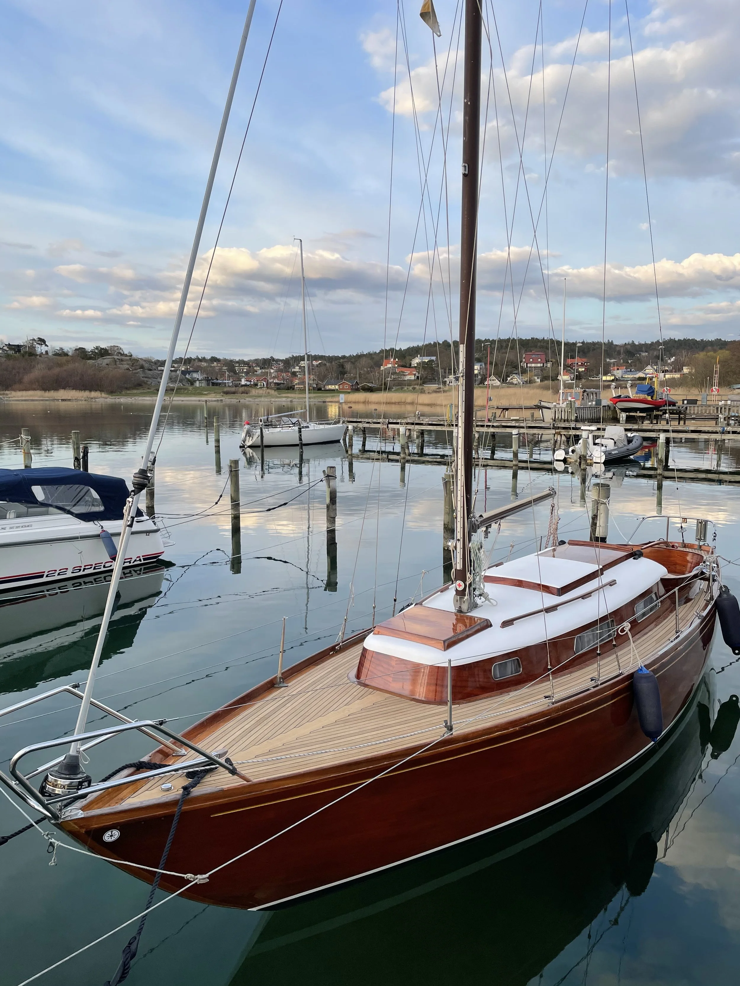 34 – STORMFÅGEL
Denna NC-kryssare med byggnummer 18 är byggd på Orust år 1966 av Hermansson och Kobel och måtten på båten är 9,35 x 2,4 meter. Ägaren Hans Frick skriver att den första ägaren hette Hans Karlsson och att han fick köpa båten av honom år