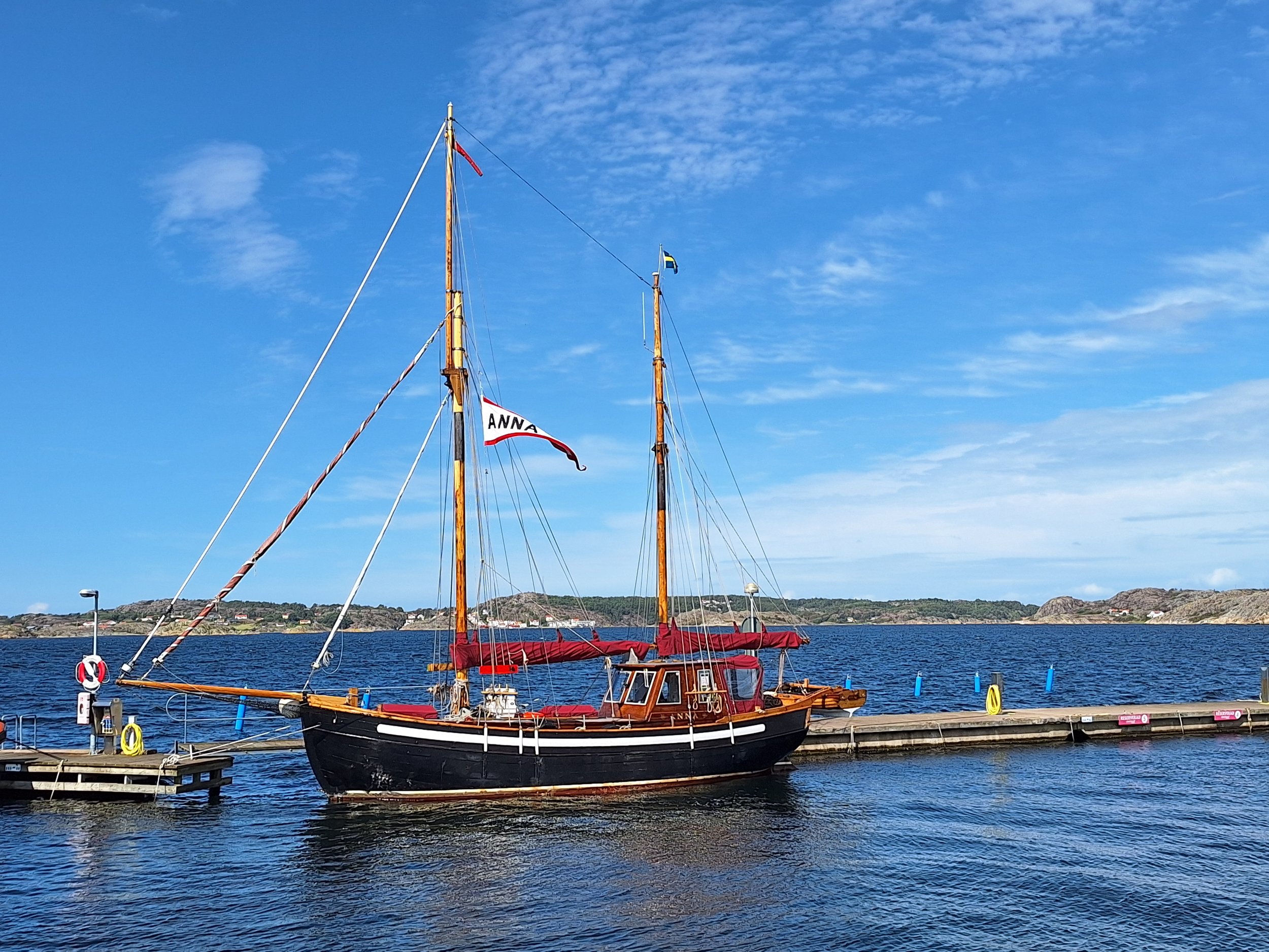 43 – ANNA
Anna är en vacker galeas, byggd på Västerö skibsverft på Läsö år 1980 av båtbyggare Hans Petersen efter ritningar från en kartoffelskuta från 1867. Båten beställdes från början av Folke Patriksson på Tjörn som fritidsfartyg. Skrovet är ek p