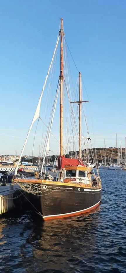 Den tionde båten som anmält sitt deltagande till Träbåtsträff i samband med Sekelskiftesdagarna på Marstrand den 7-9 augusti är Queen Ingela. Ägare Kenneth Larsson.