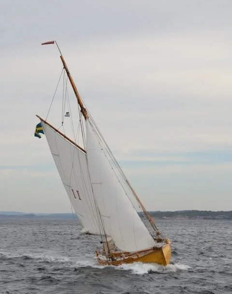 Den första båten som anmält sitt deltagande till Träbåtsträff i samband med Sekelskiftesdagarna på Marstrand den 7-9 augusti är Nymlan, byggd av Folke & Eilert Eriksson, i Dalby, Henån