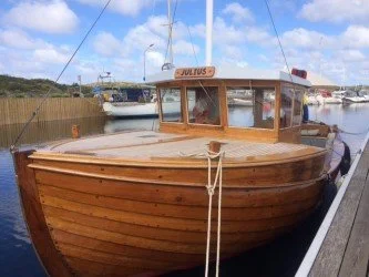 Den elfte båten som anmält sitt deltagande till Träbåtsträff i samband med Sekelskiftesdagarna på Marstrand den 7-9 augusti är Julius. Ägare Peter Sundman.