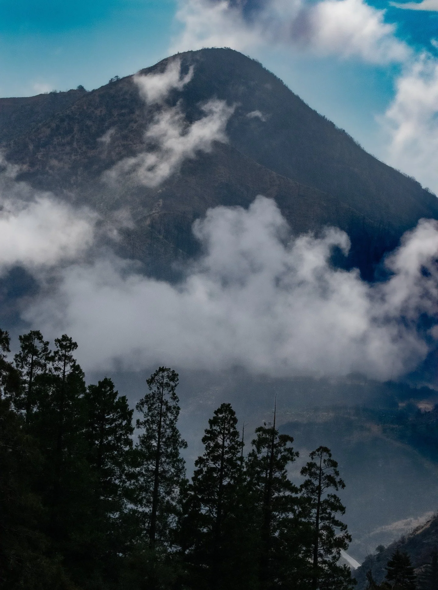 Healing is remembering that we can be both steady like the peaks and soft like the passing mist. Strength does not mean stillness alone but the balance of grounding and flow.
#healingmountains
#naturestrength
#mistandmountain #eternaledgephotograph