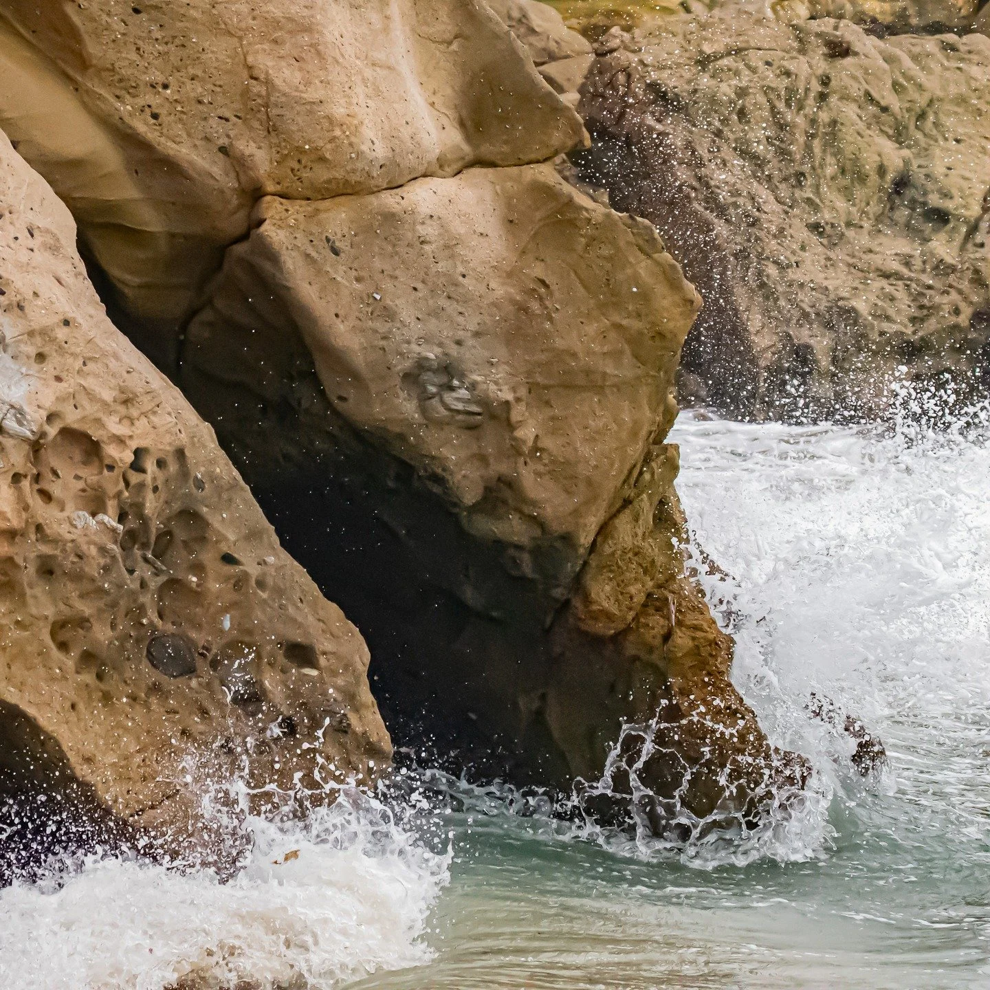 Some forces shape the world by being still, others by moving with power. Both are necessary and beautiful in their own expression.
#waterandrock #lagunabeach #californiabeaches #innerstrength #eternaledgephotography #naturewallart