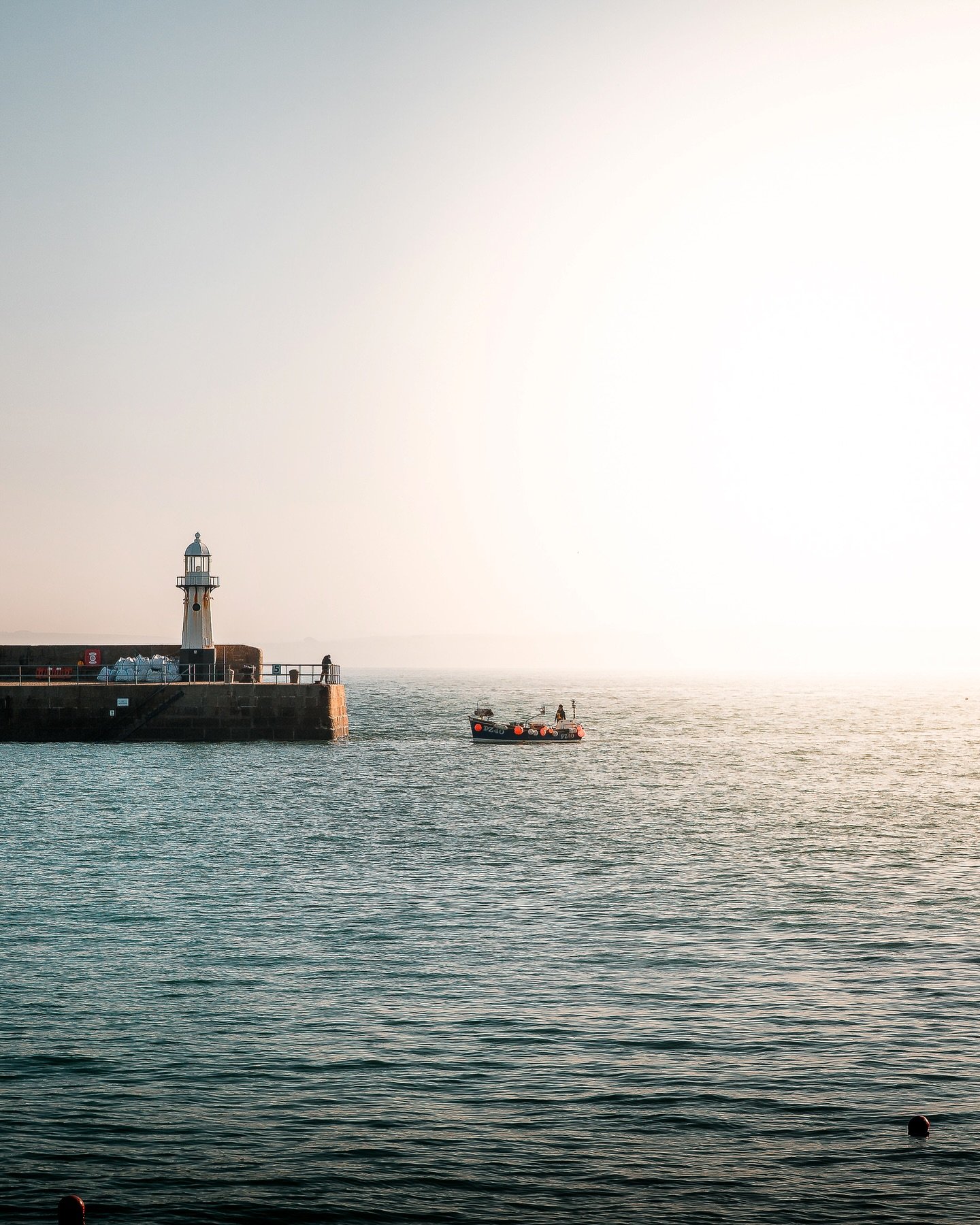 I know, I know&hellip;.. Another picture of the lighthouse in St Ives.

But when it&rsquo;s this stunning it&rsquo;s hard not to!

#anotherlighthousepic #stives #fitcheck #sunshine #harbour