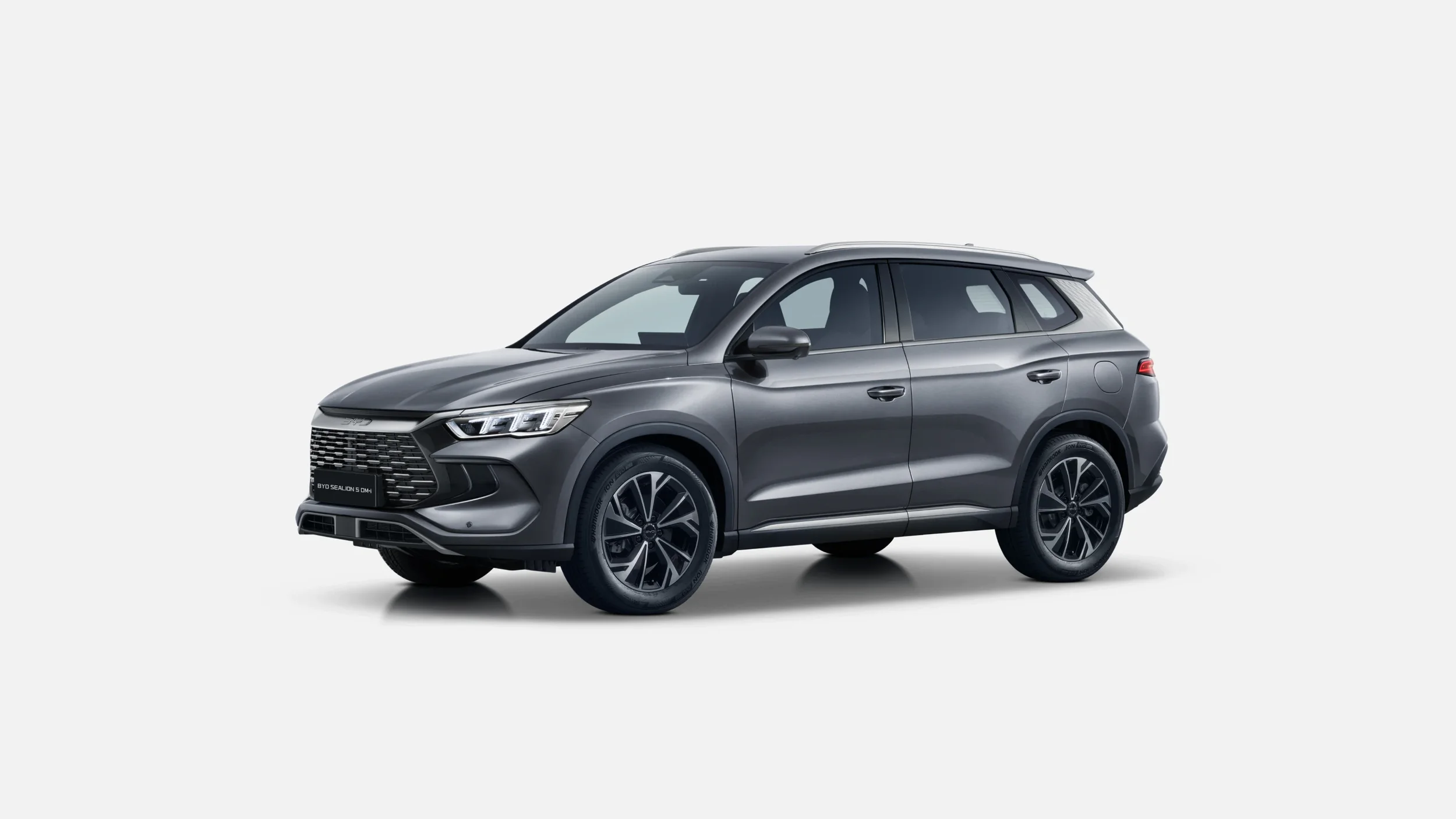 Kompaktowy hybrydowy SUV, BYD Sealion 5 DM-i kolor time grey.