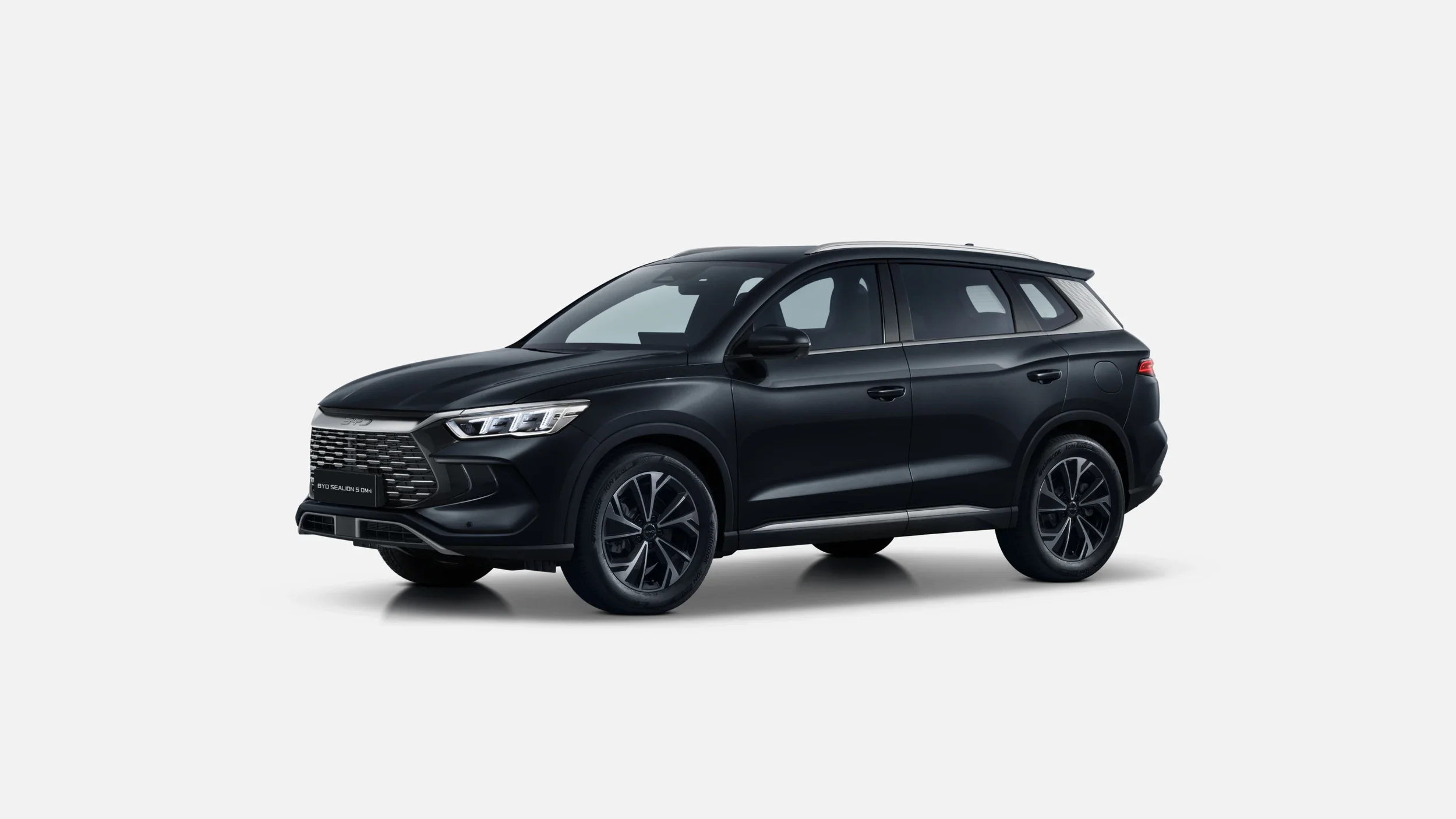 Kompaktowy hybrydowy SUV, BYD Sealion 5 DM-i kolor obsidian black.