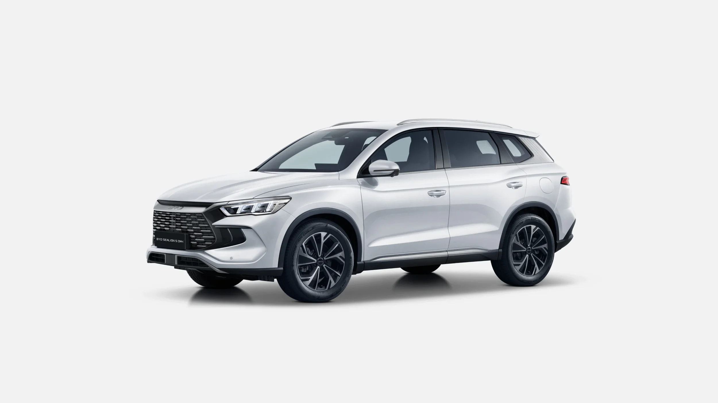 Kompaktowy hybrydowy SUV, BYD Sealion 5 DM-i kolor polar white.