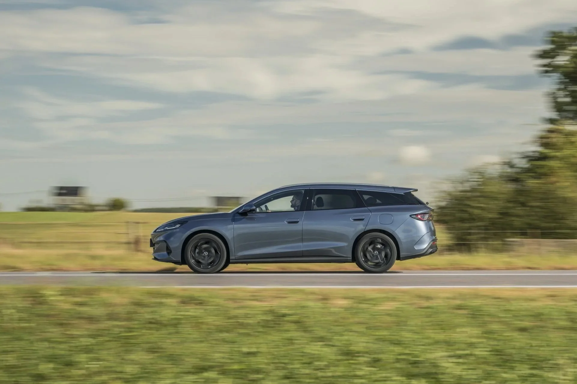 BYD Seal 6 DM-i w wersji kombi (Touring) w kolorze niebieskim, sfotografowany w ruchu podczas jazdy testowej.