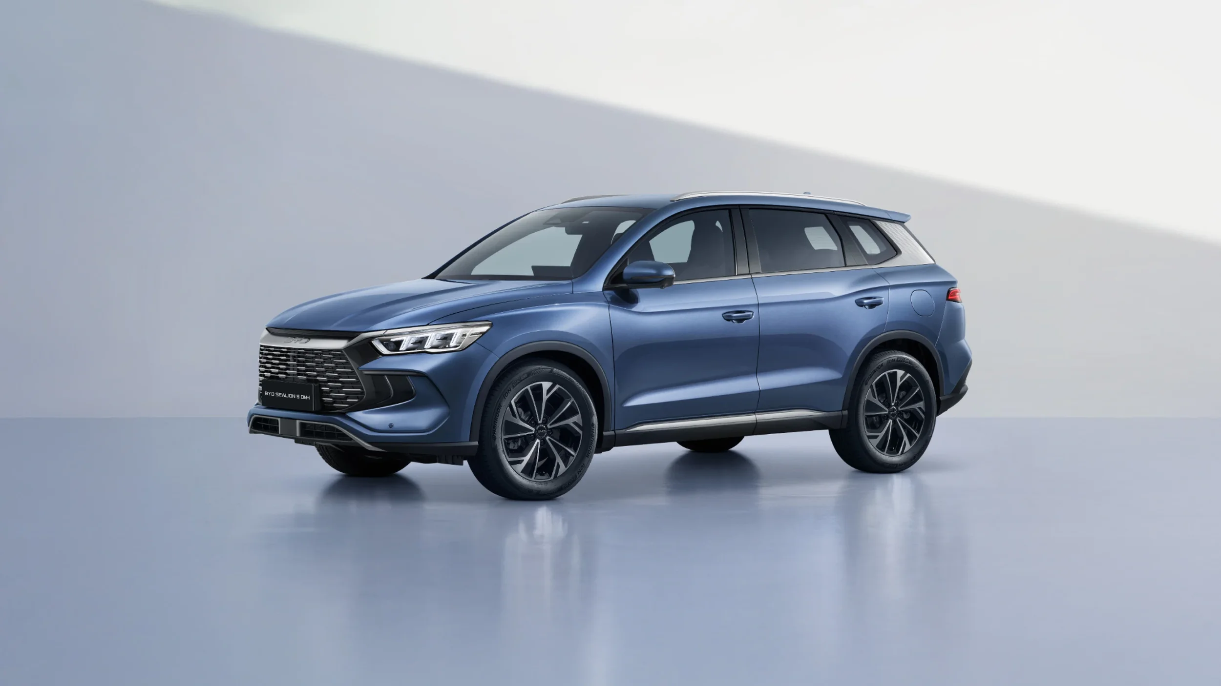 Kompaktowy hybrydowy SUV, BYD ATTO 2 DM-i kolor midnight blue.