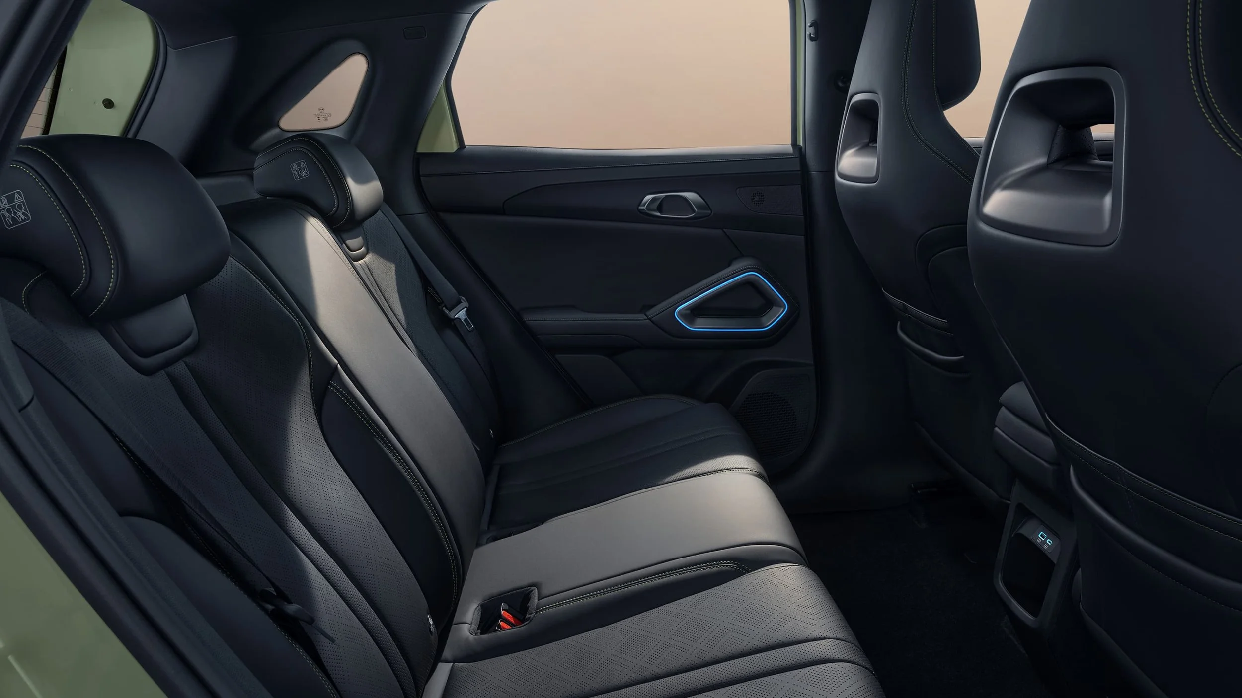 Kompaktowy elektryczny SUV BYD ATTO 2. Tylny rząd siedzeń.