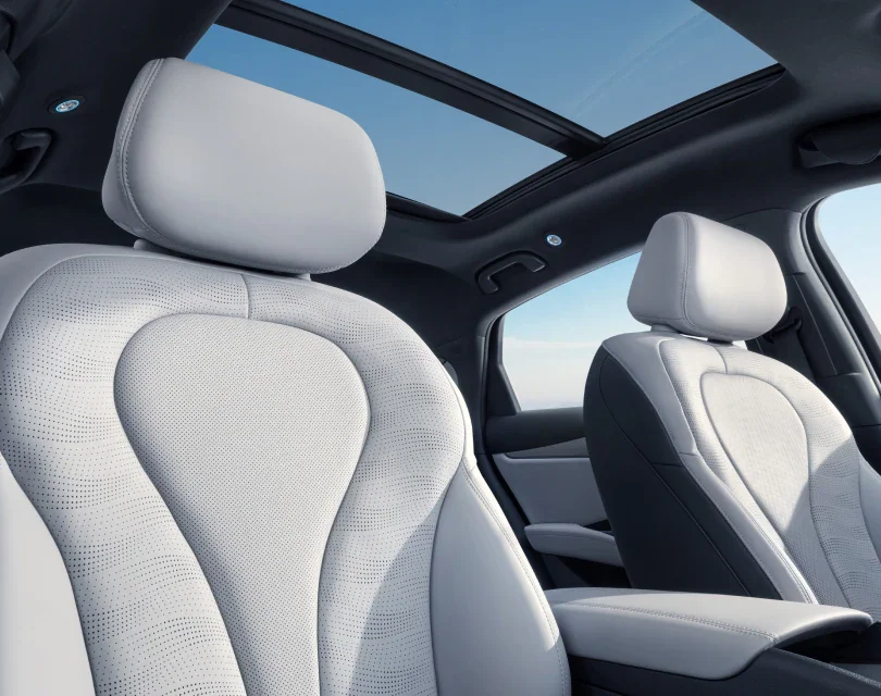 Wnętrze BYD Seal 6 DM-i sedan z białą tapicerką i panoramicznym dachem.