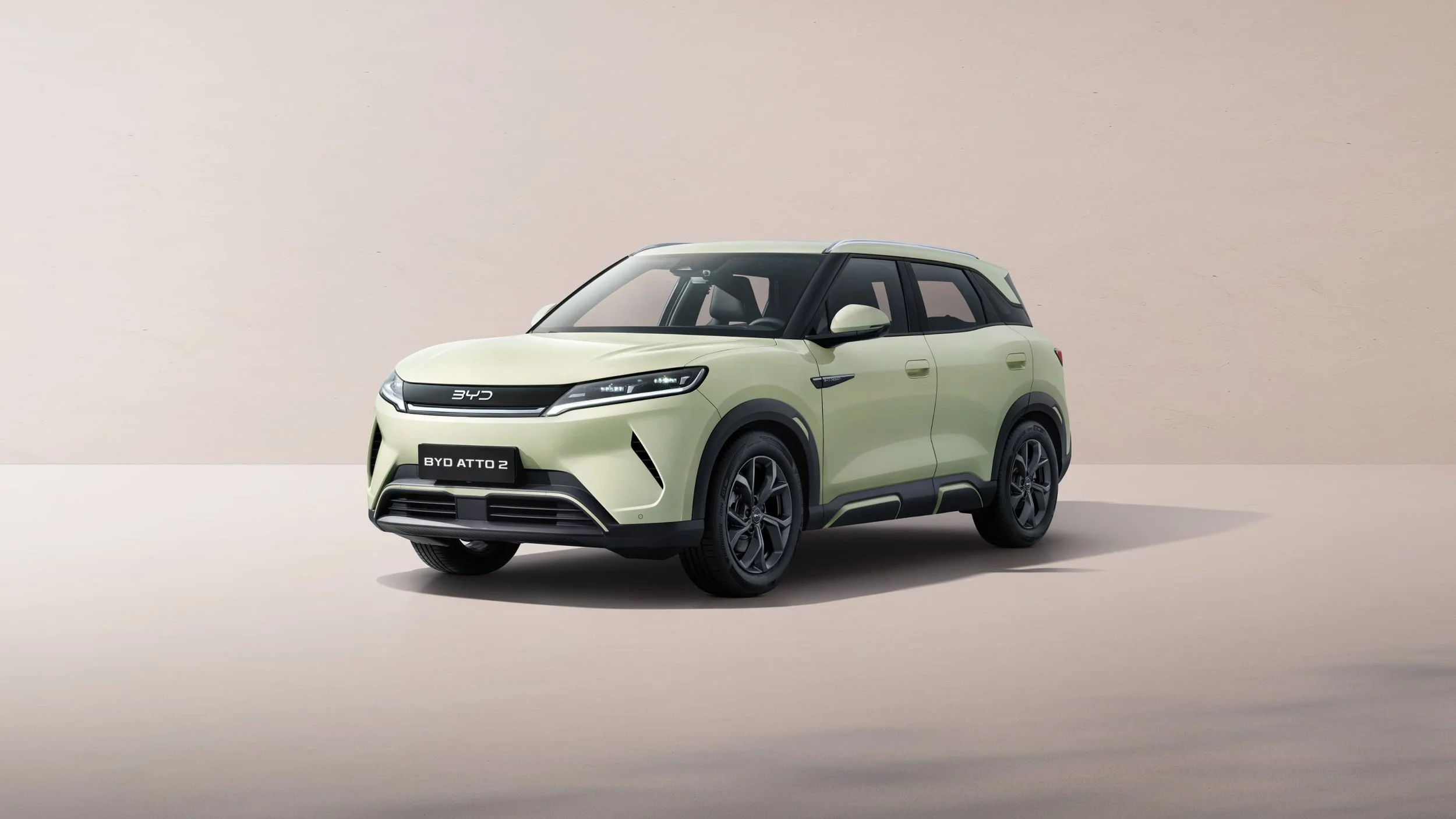 Kompaktowy elektryczny SUV BYD ATTO 2. Samochód widoczny od przodu pod kątem 45 stopni.